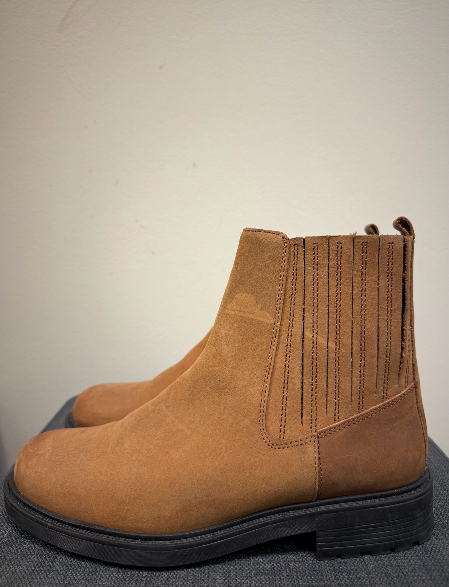 7.5 CLARKS Camel Boots