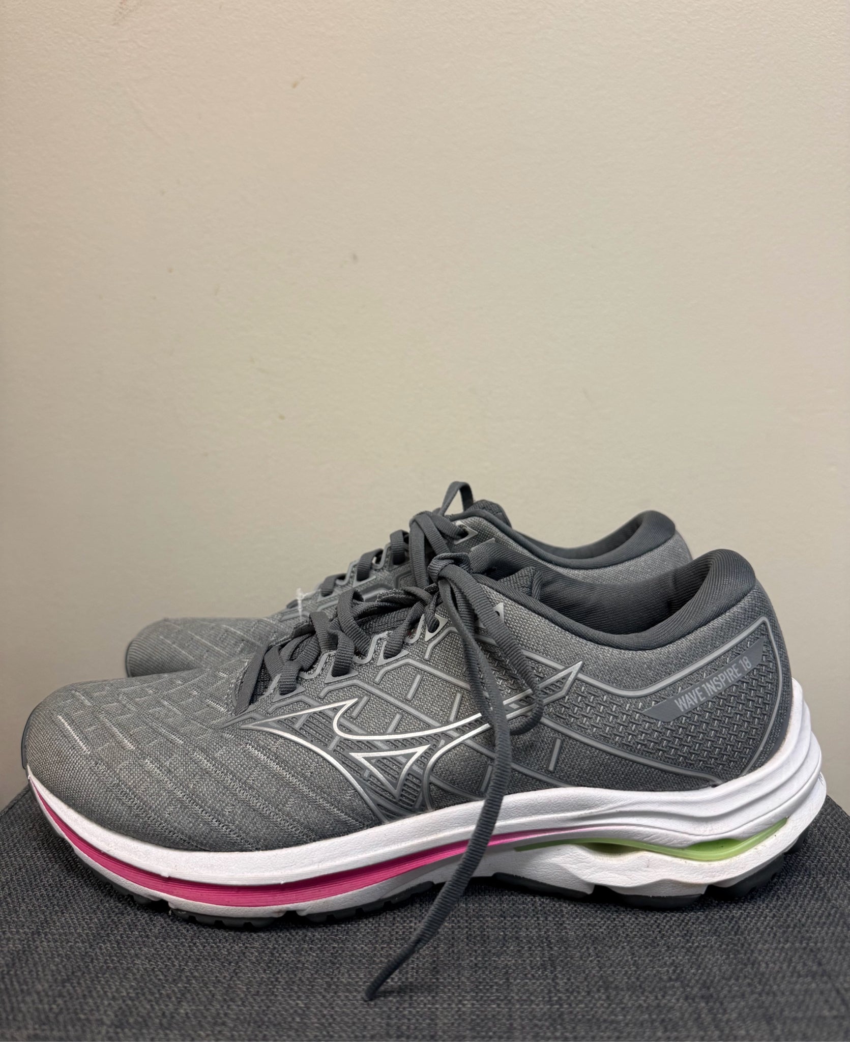 MIZUNO 9.5 Gray Sneakers