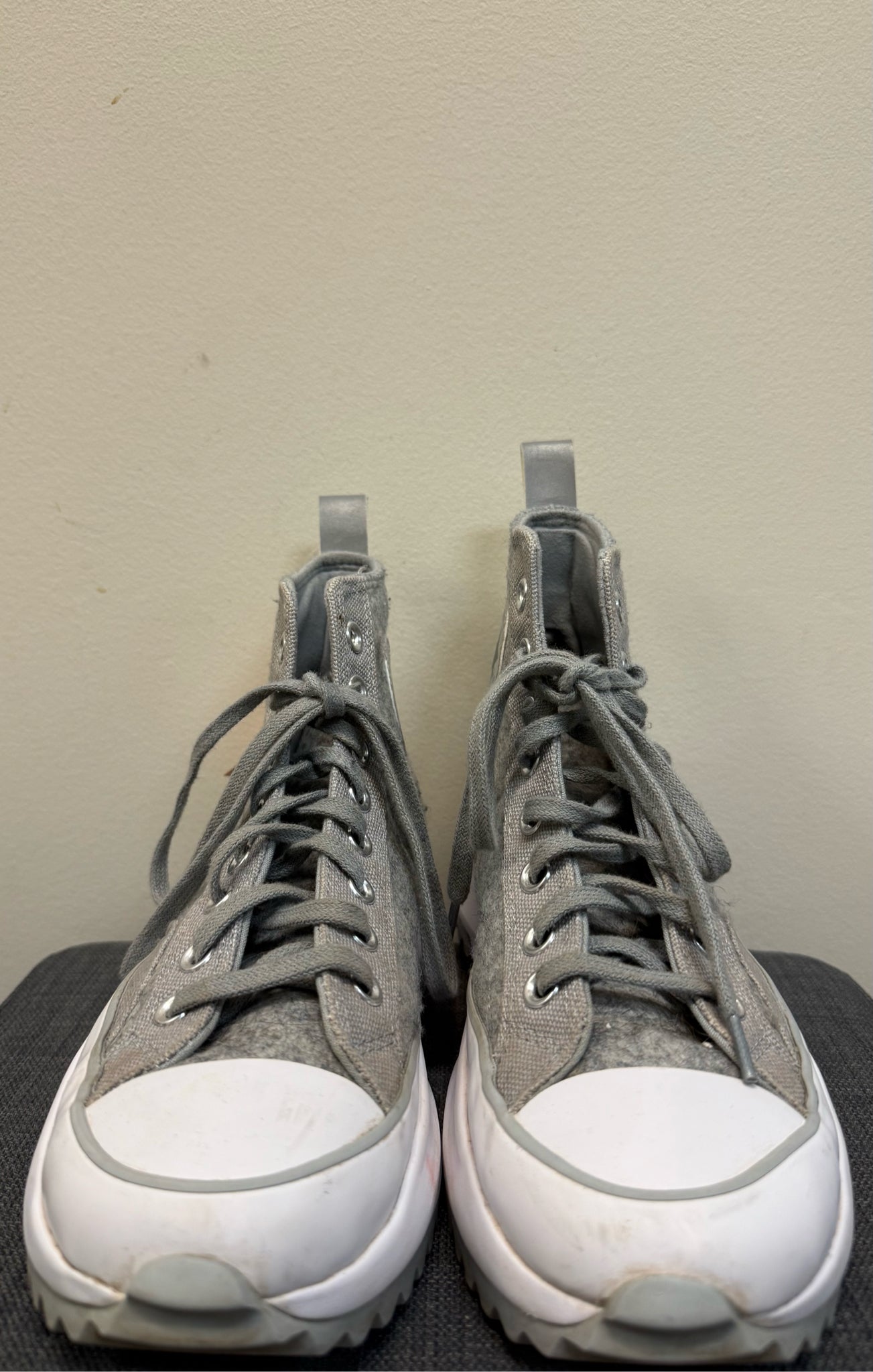 8 CONVERSE GREY SHOES