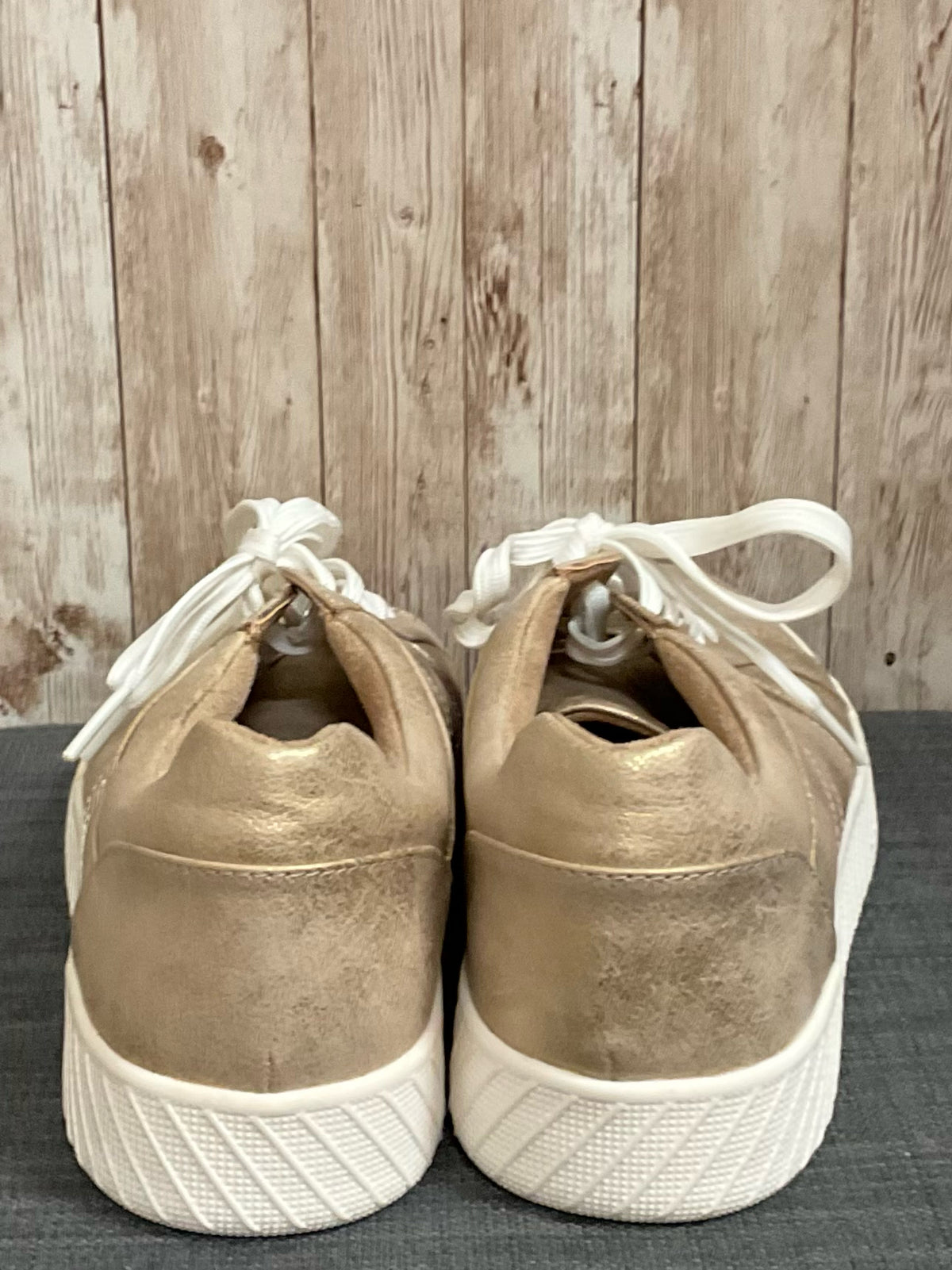 11 NATURALIZER Gold Sneakers