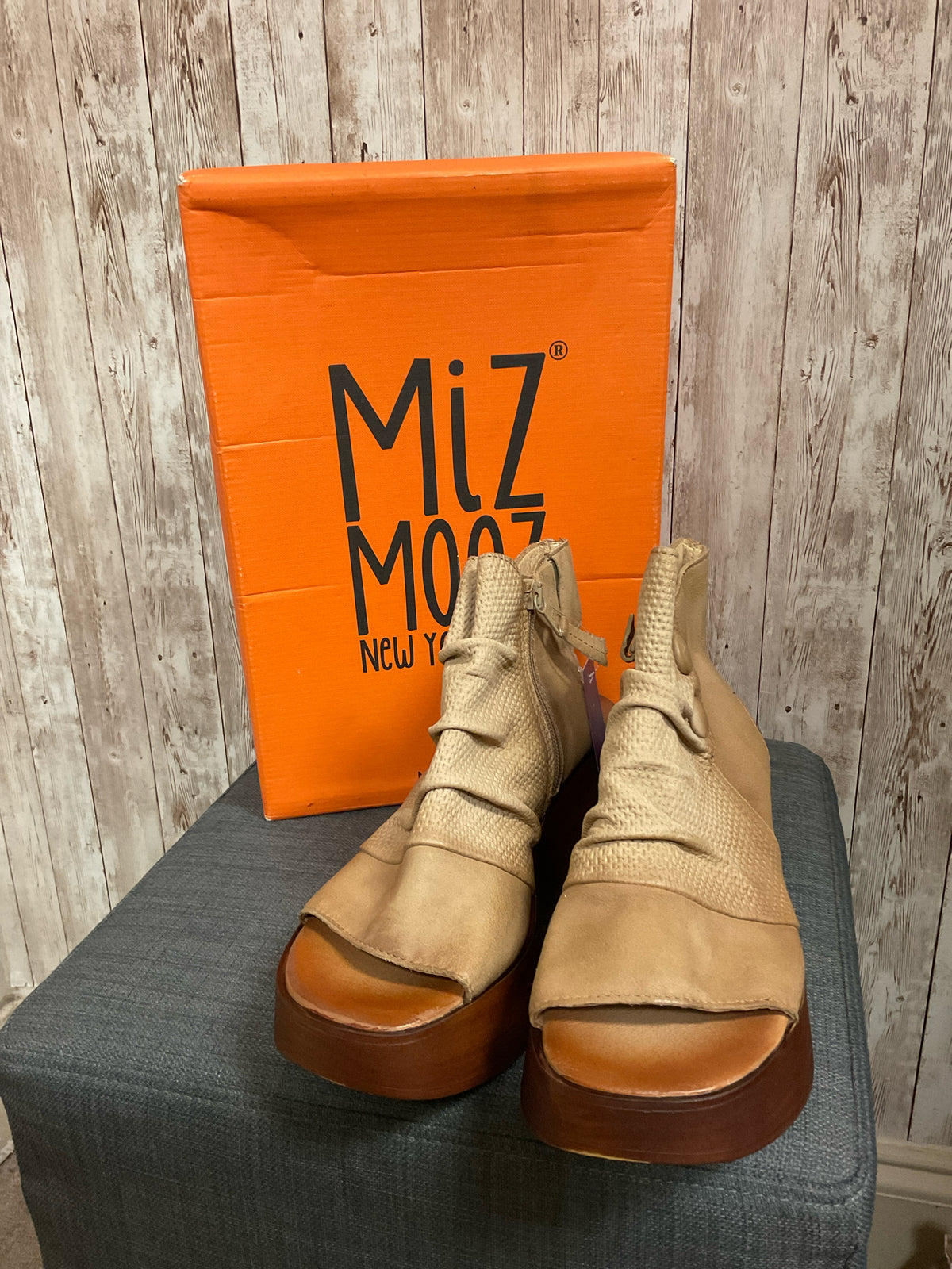 8.5 MIZ MOOZ SAND SHOES