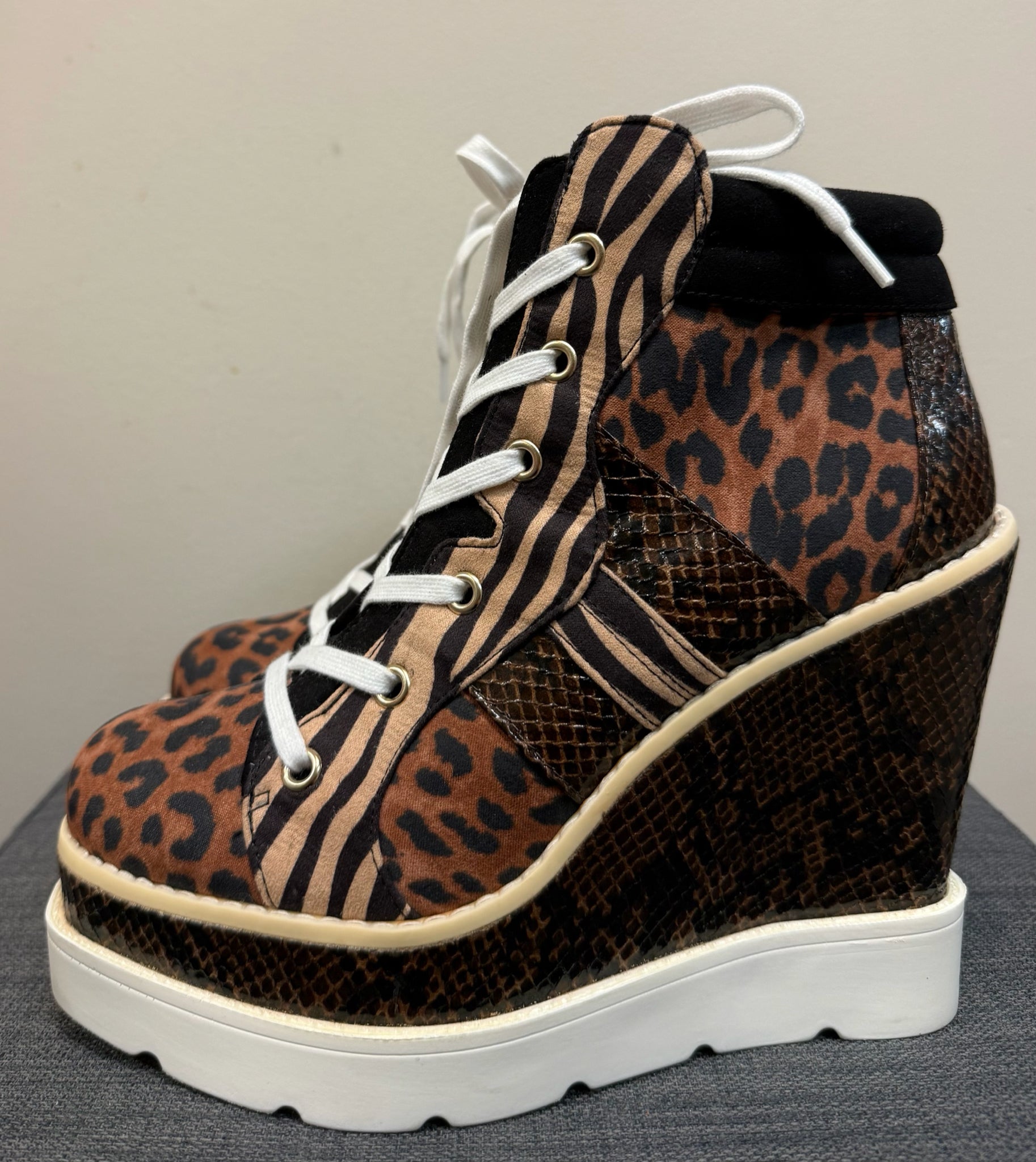 7 BELLA VITA Brown Wedges