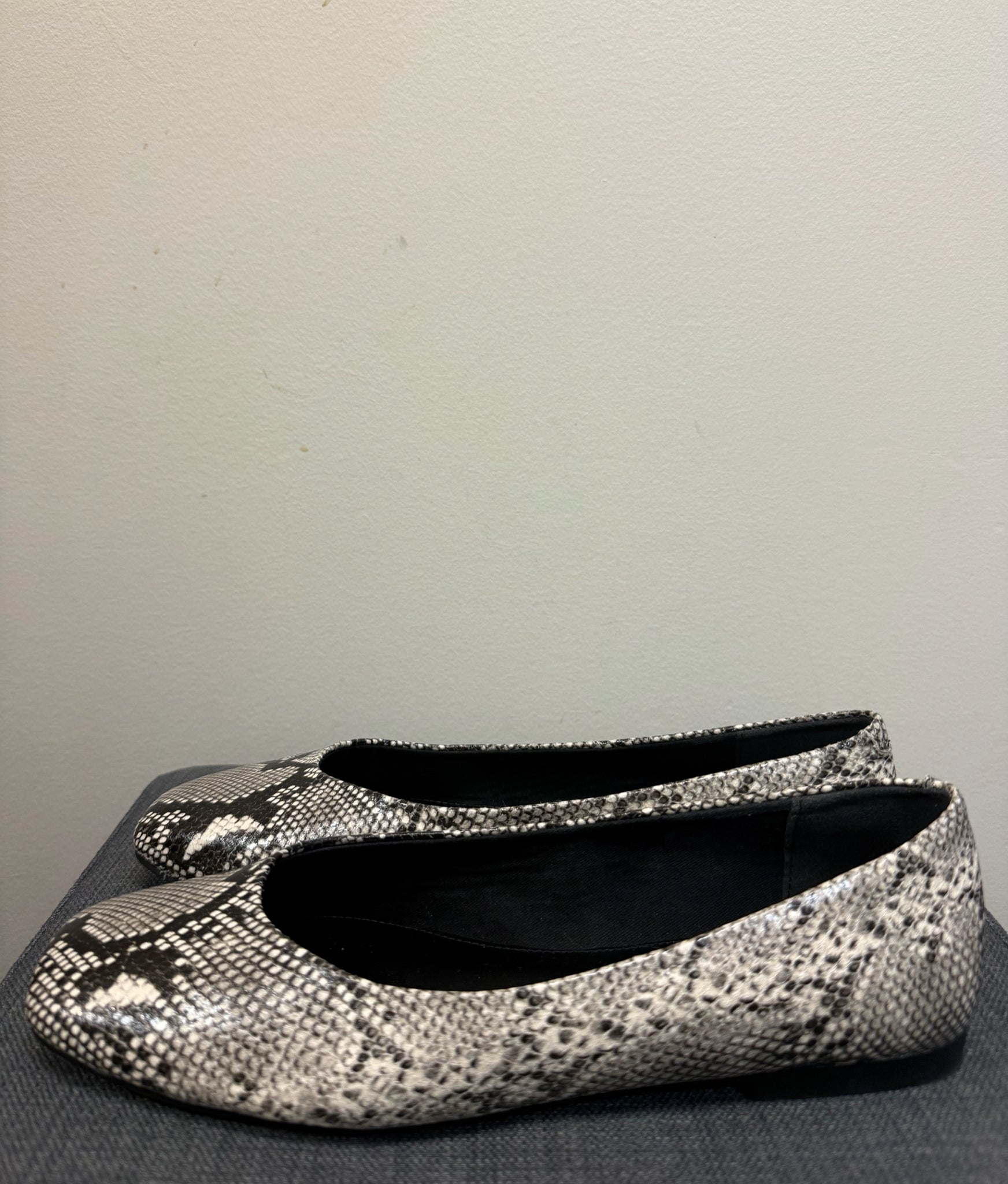 9.5 STEVE MADDEN SNAKE SHOES