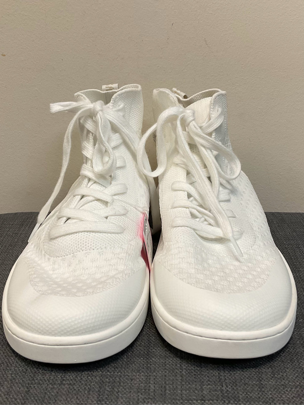 10 SUAVS White Sneakers