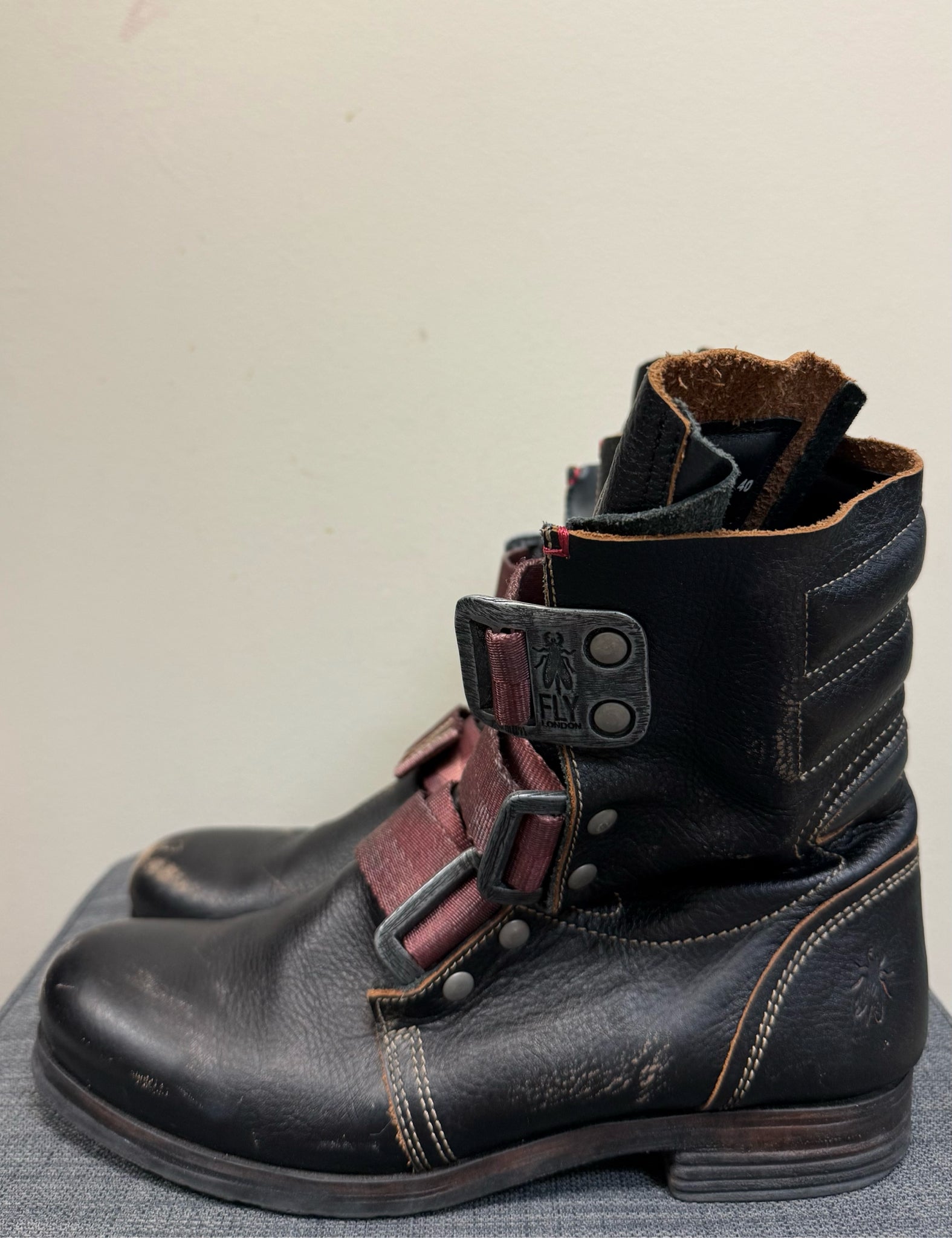 9.5 FLY LONDON Black Boots