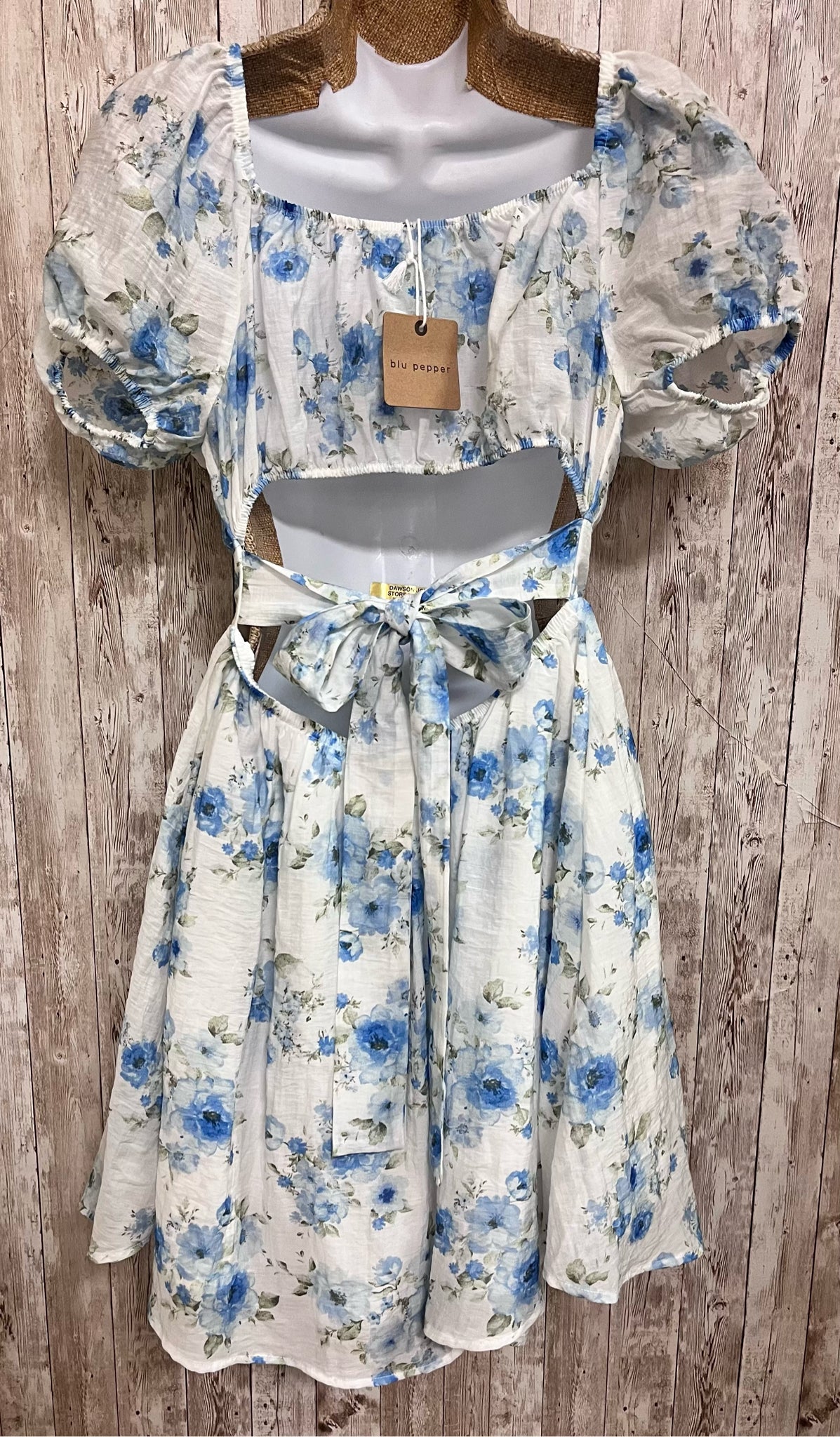BLU PEPPER Size M WHITE AND BLUE FLORAL Dress
