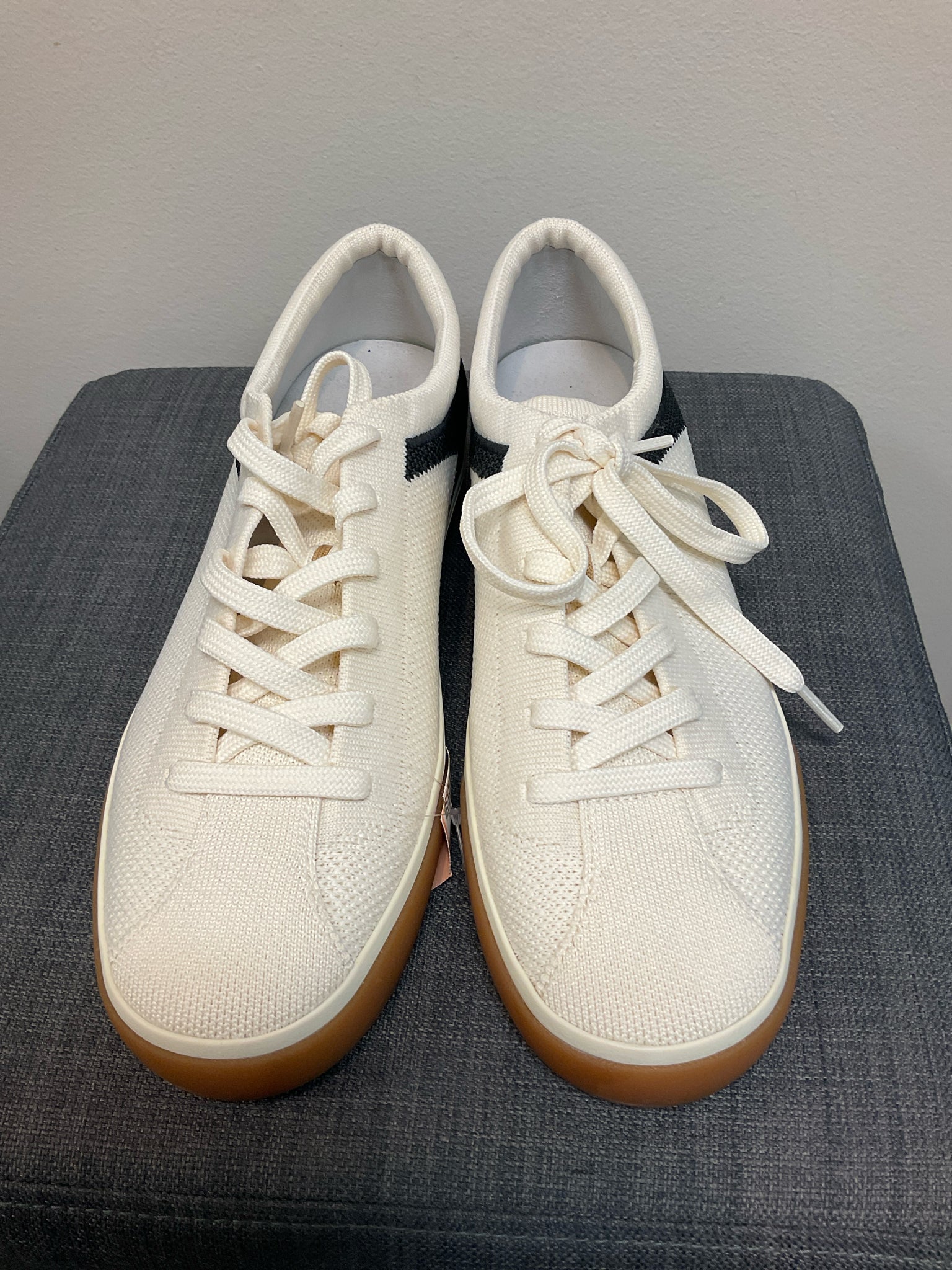 ROTHY'S 9.5 CREAM AND NAVY SHOES