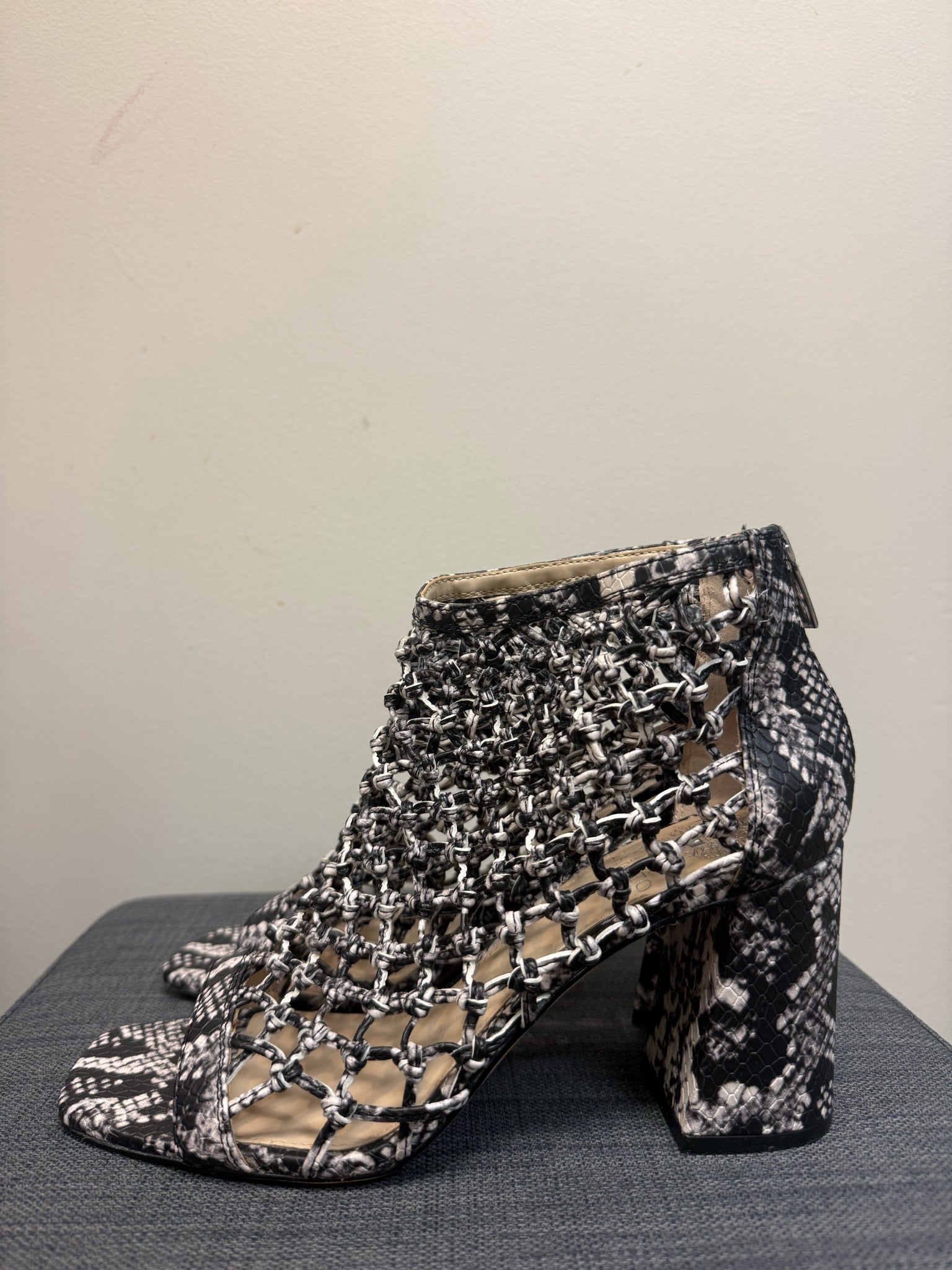 9 VINCE CAMUTO SNAKE Boots