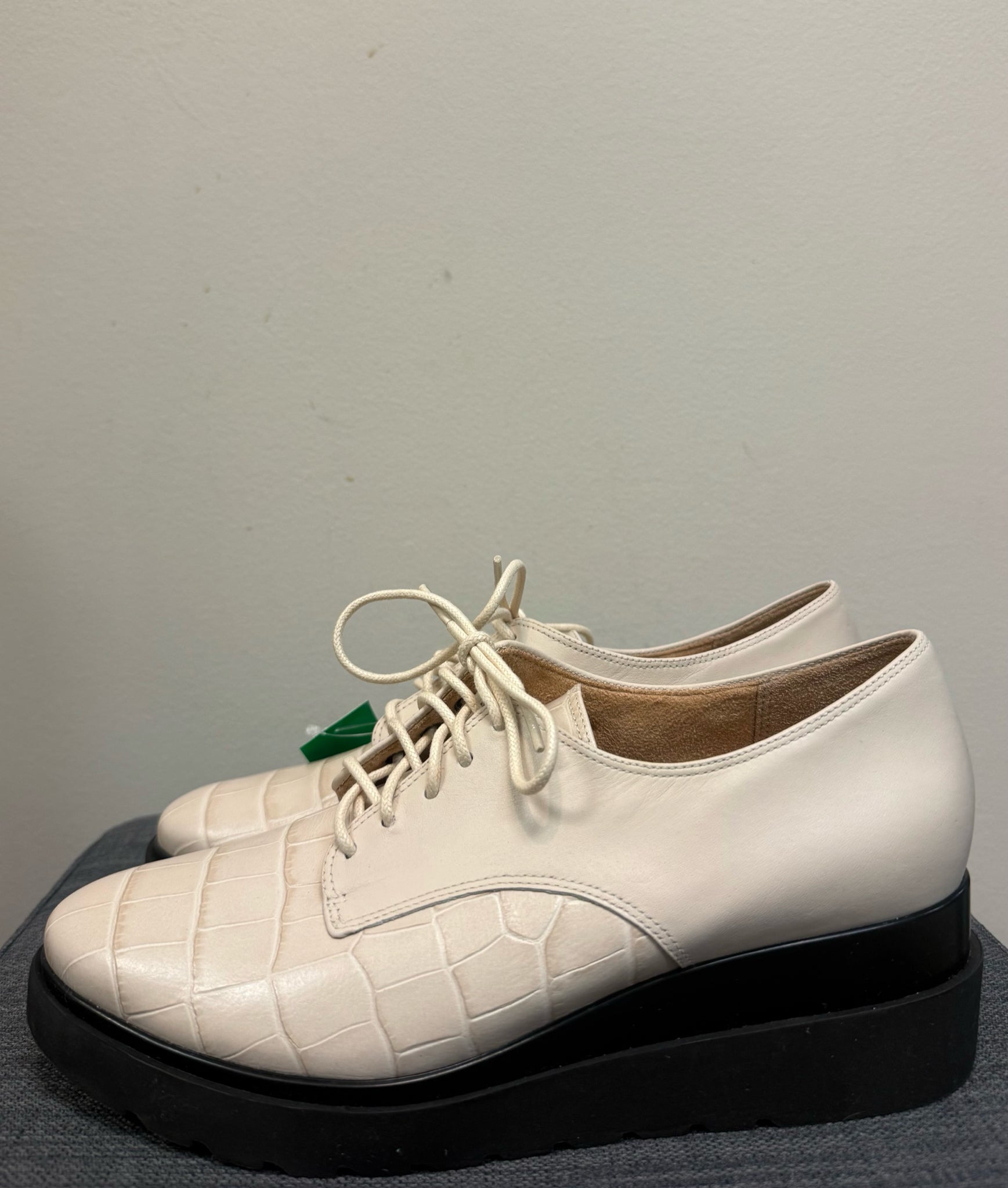 7.5 NATURALIZER LIGHT BEIGE SHOES