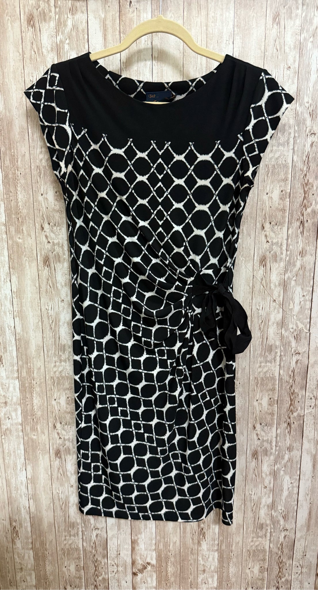 Size 6 JUST TAYLOR BLACK AND WHITE Dress