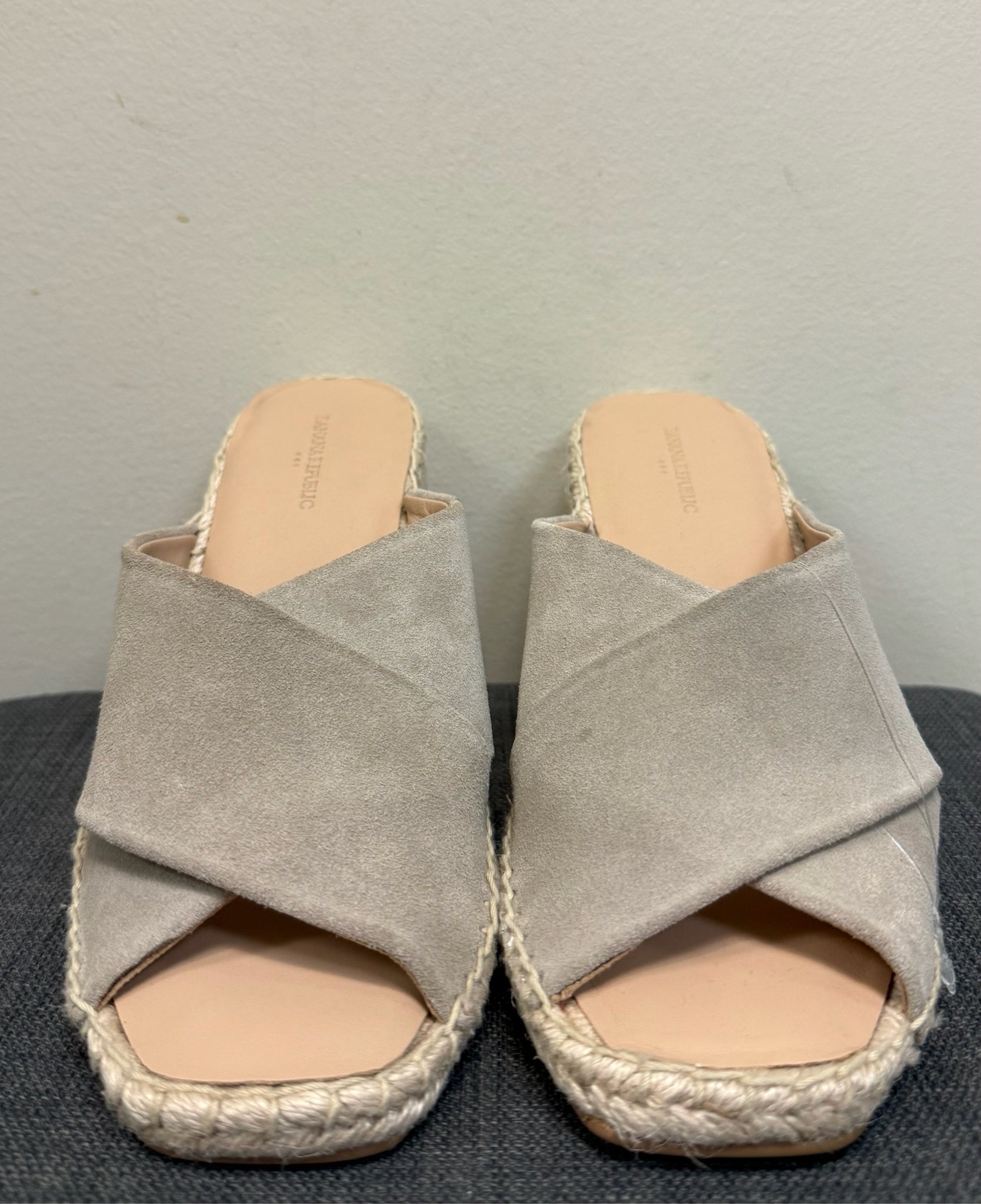 8 BANANA REPUBLIC Tan Wedges