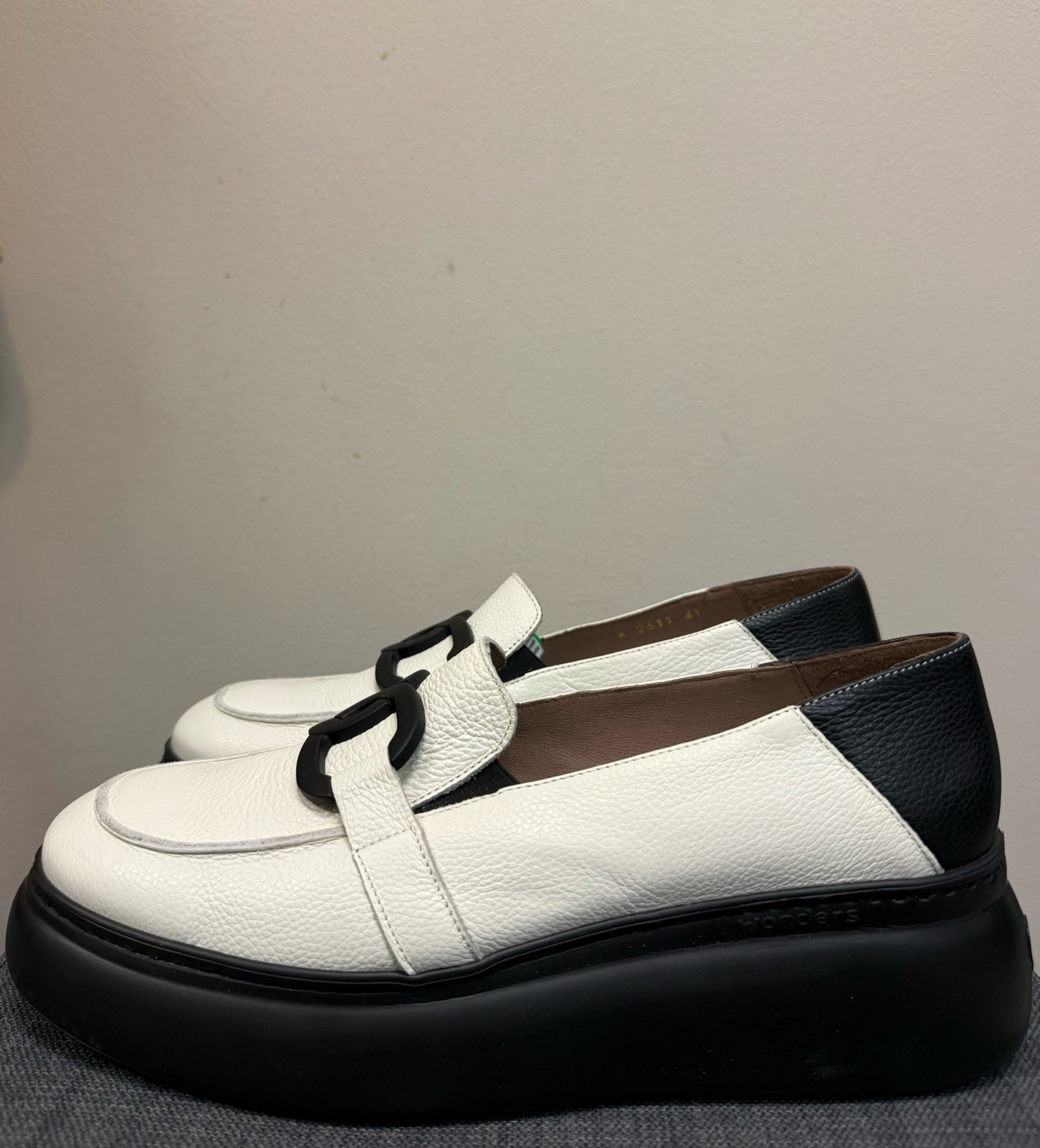 10 wonders White and Black SHOES