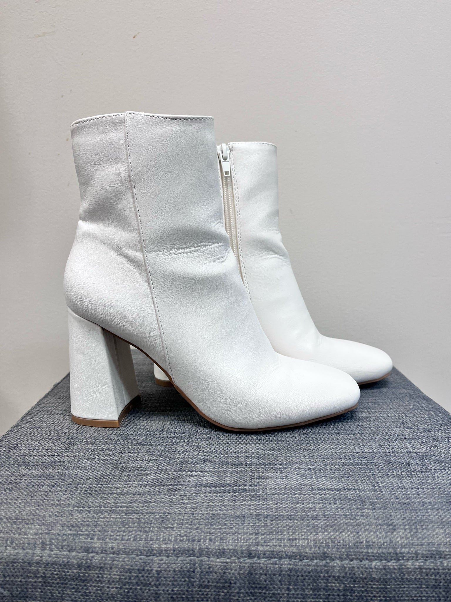 6.5 BAMBOO White Boots