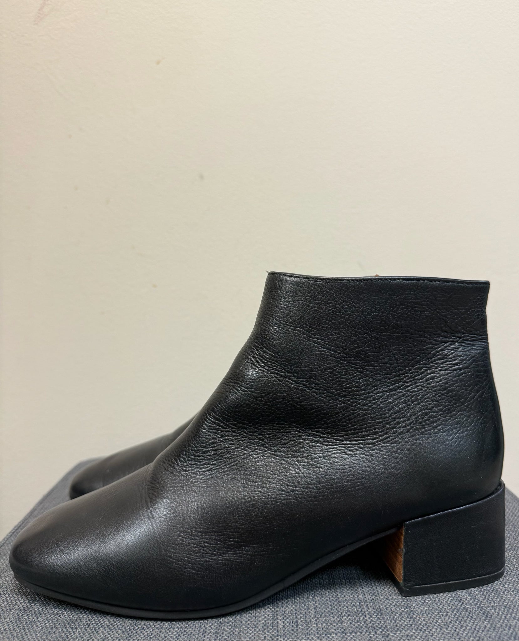 8 GENTLE SOUL Black Boots