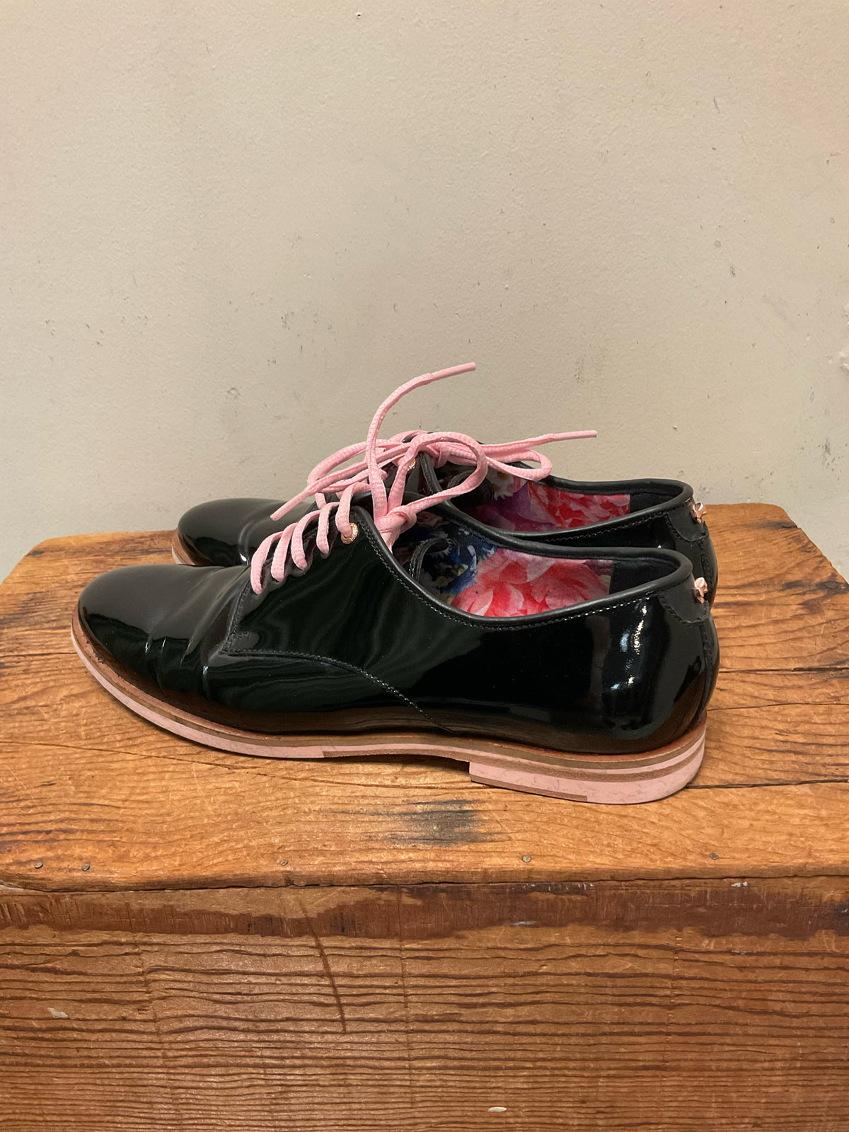 7 TED BAKER BLACK PATENT LEATER SHOES