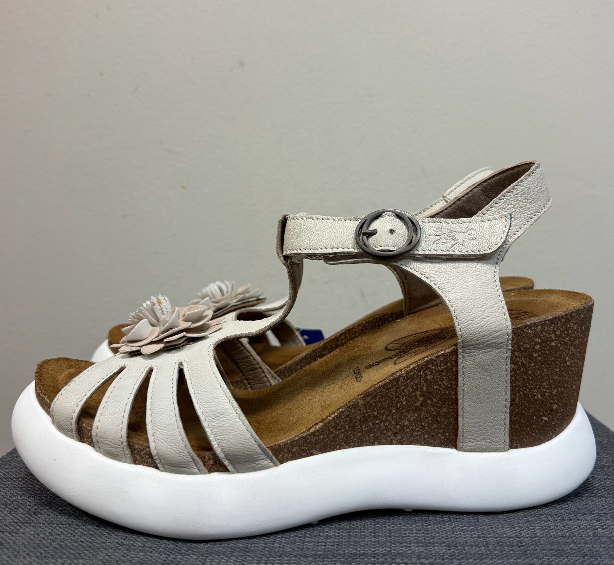 10 FLY LONDON Cream Wedges