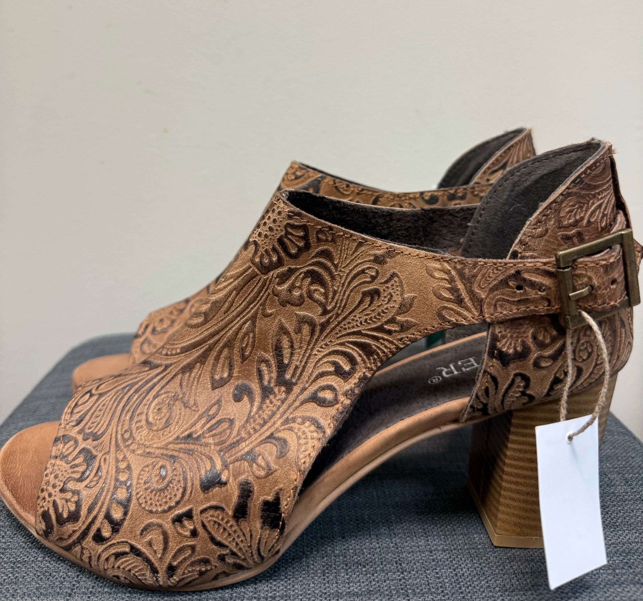 10.5 ROPER Brown SHOES