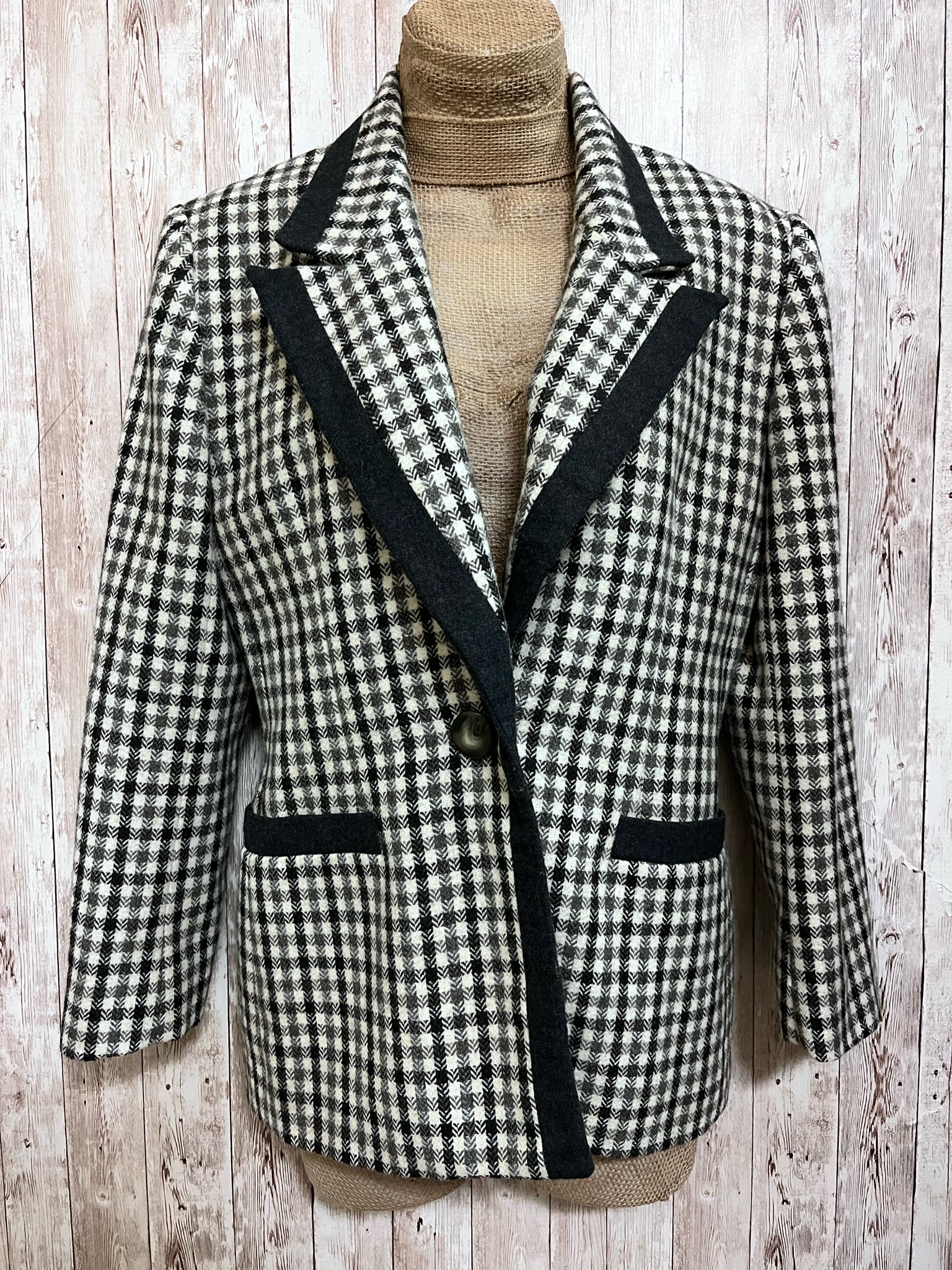 Size 6 SAVILE ROW CO CREAM AND BLACK Blazer