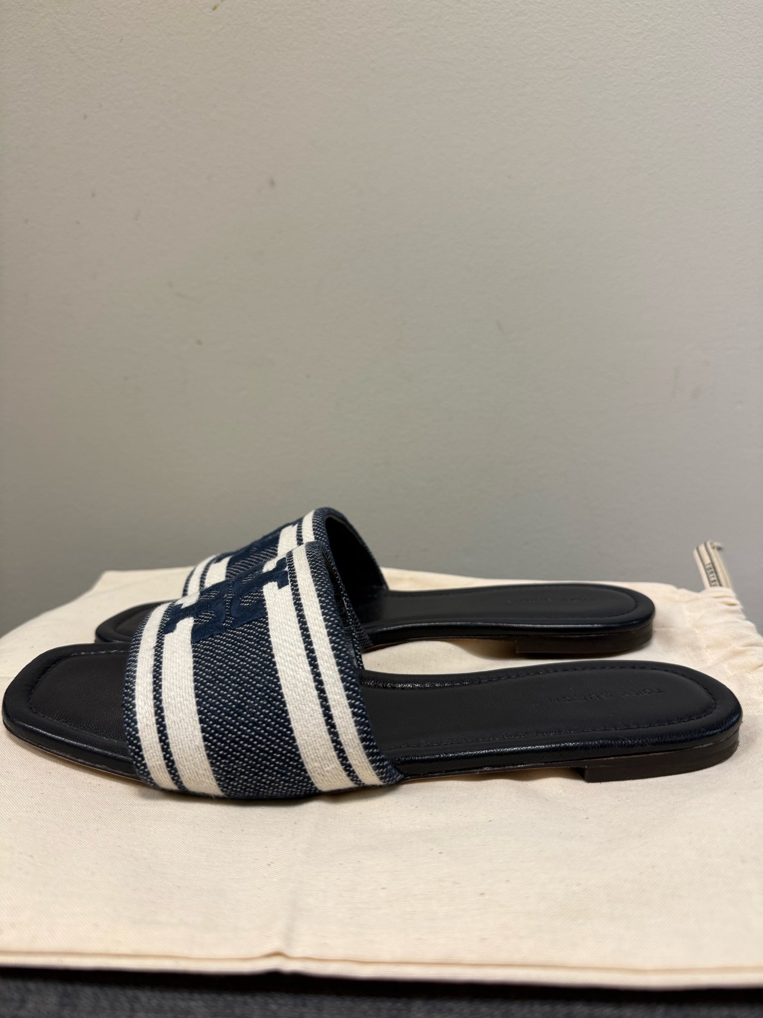 TORY BURCH 8.5 NAVY AND WHITE Sandals