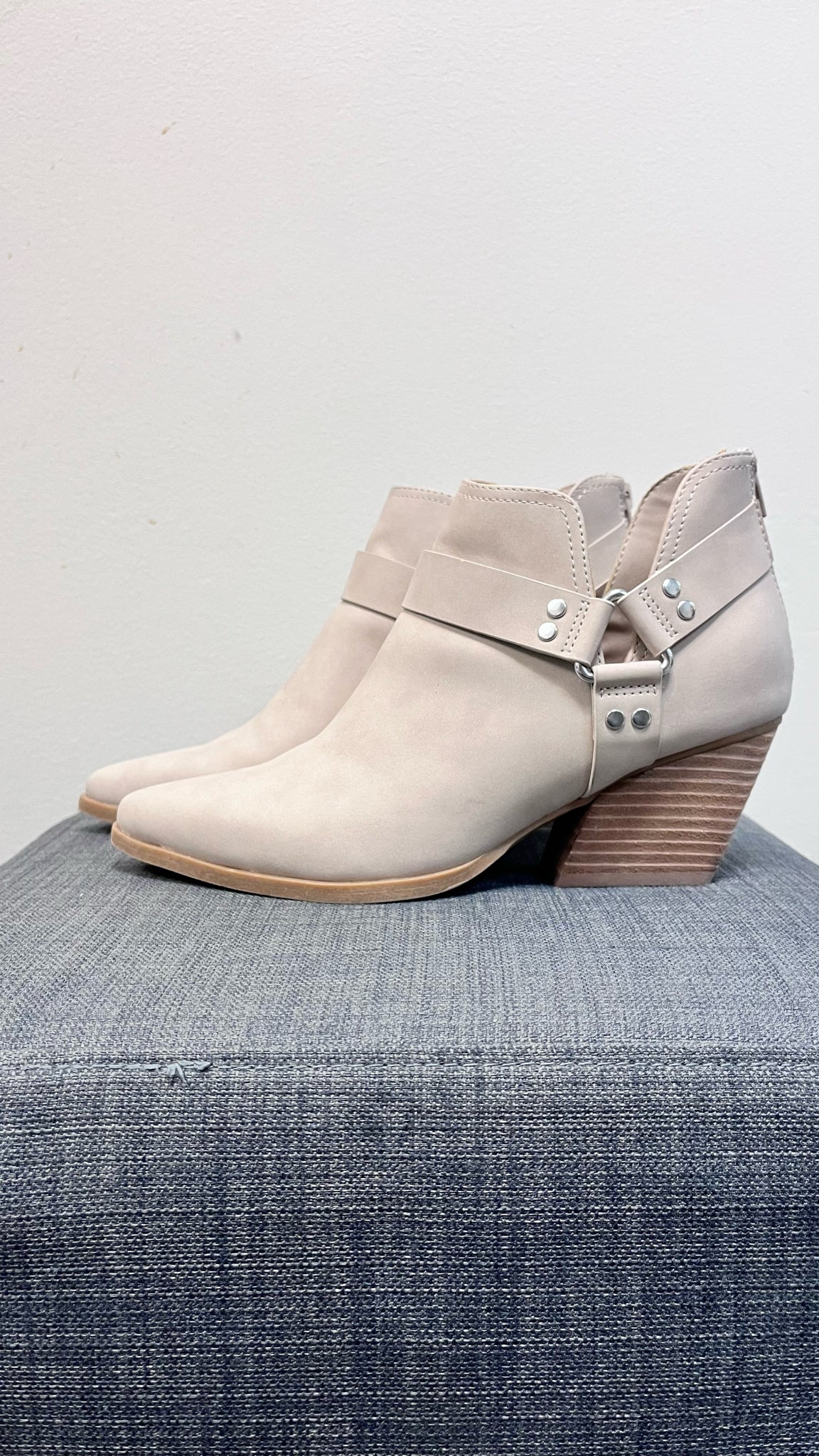 DV BY DOLCE VITA 7.5 SAND Boots