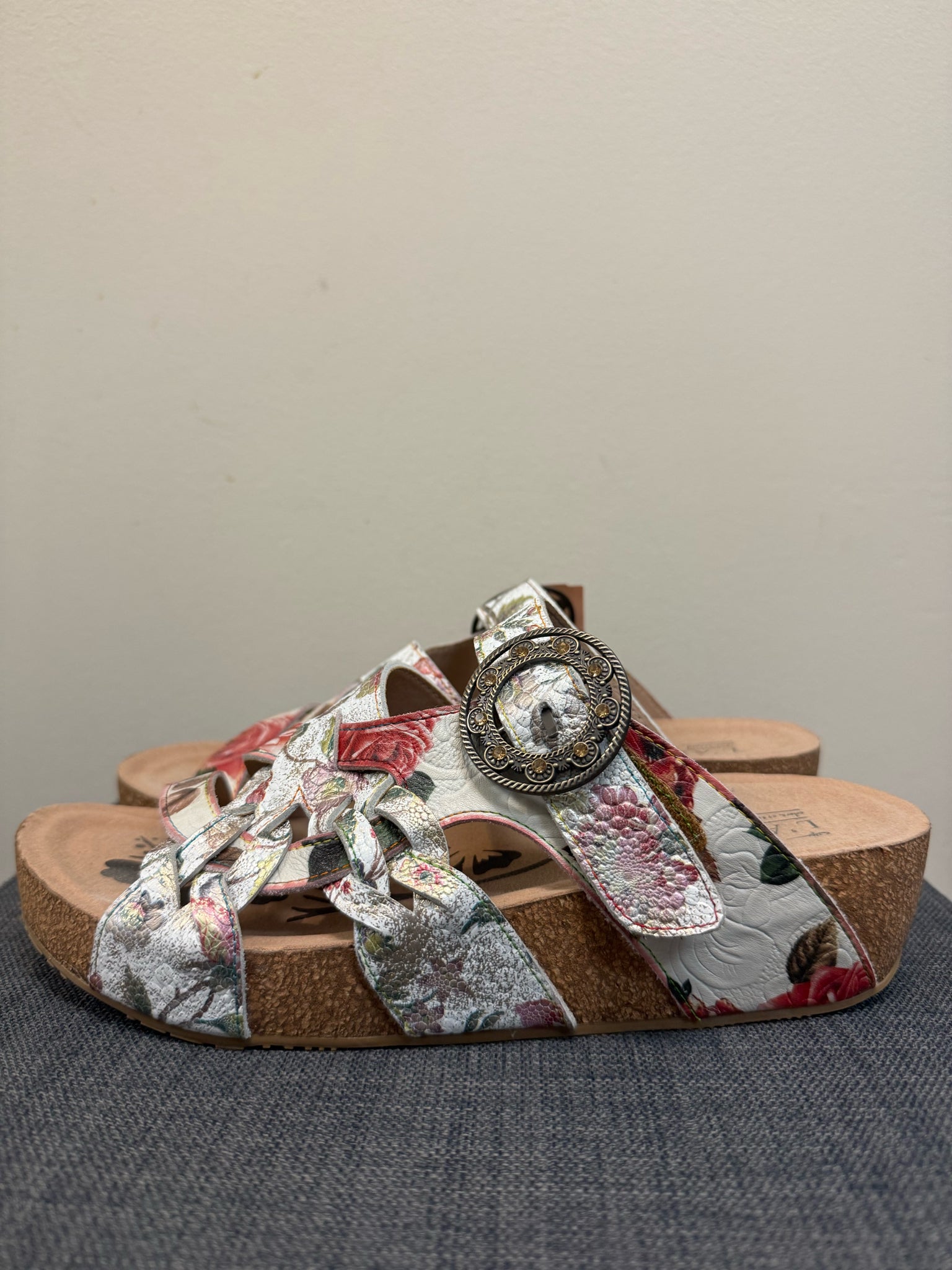 L'ARTISTE 9 WHITE AND RED FLORAL Sandals