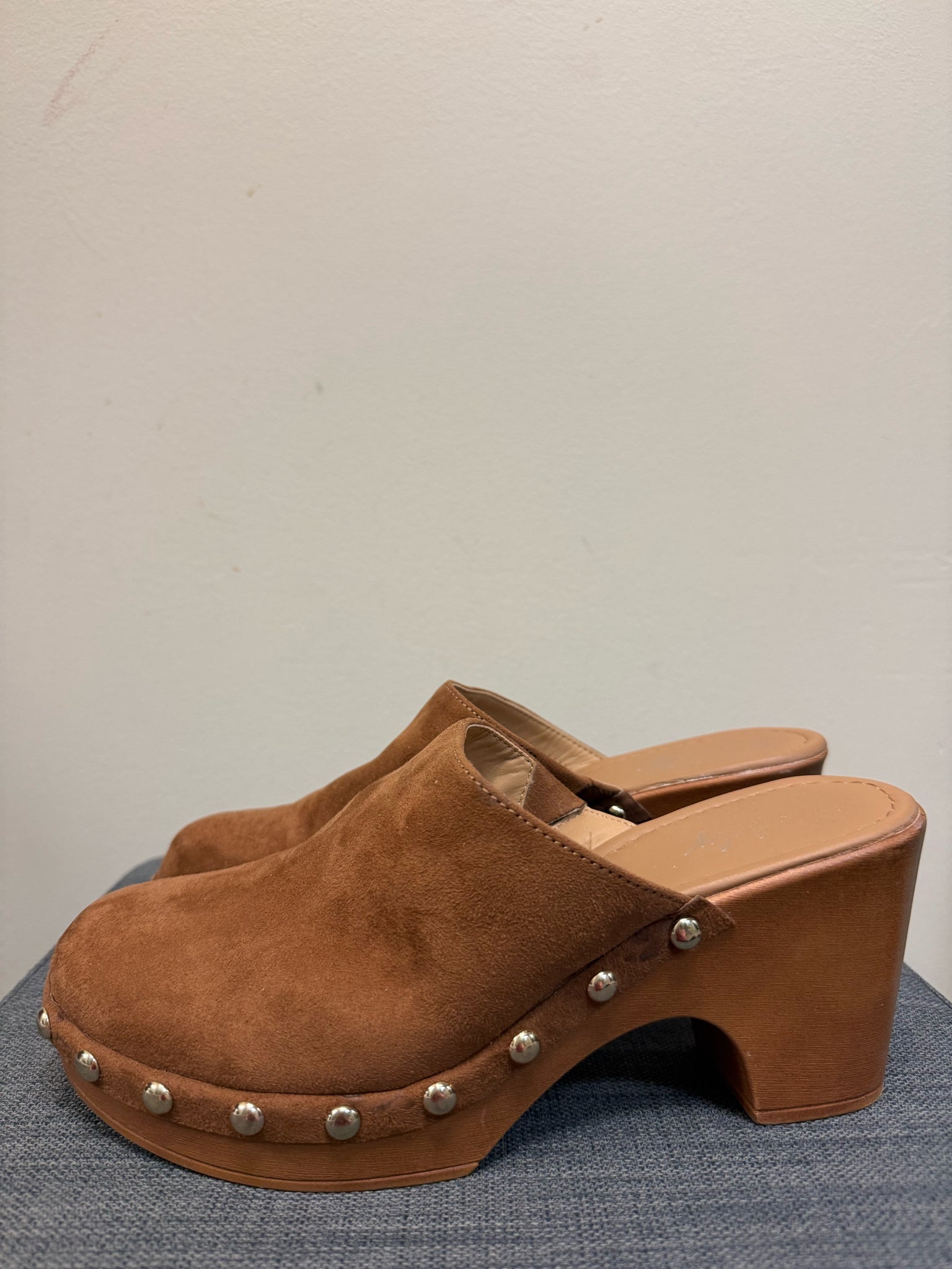 9 WONDERLY Brown Clogs