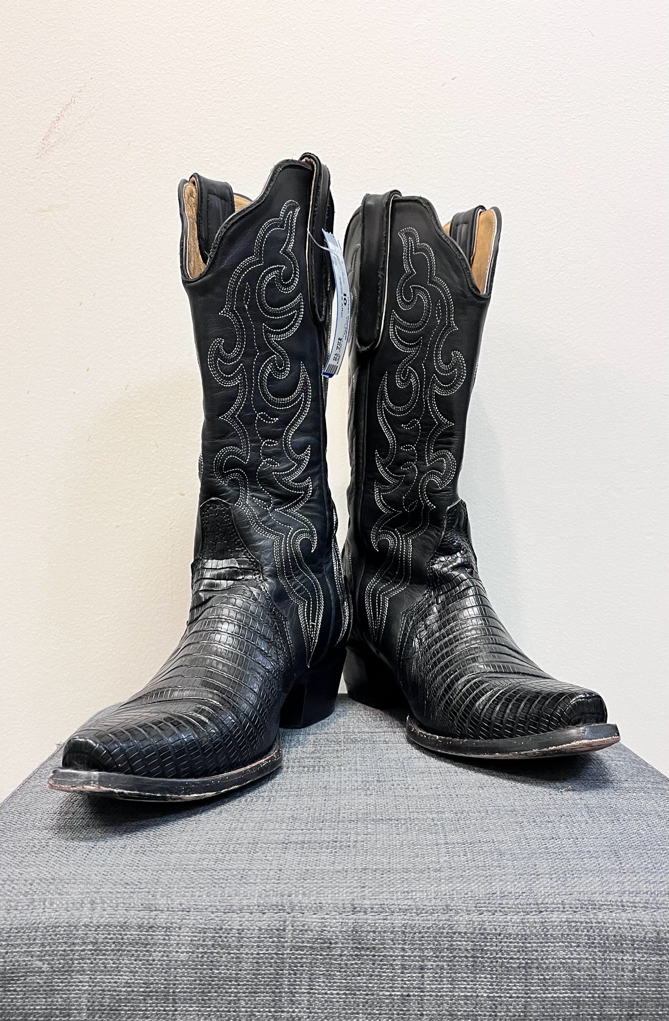 10 CAVENDER'S Black Boots