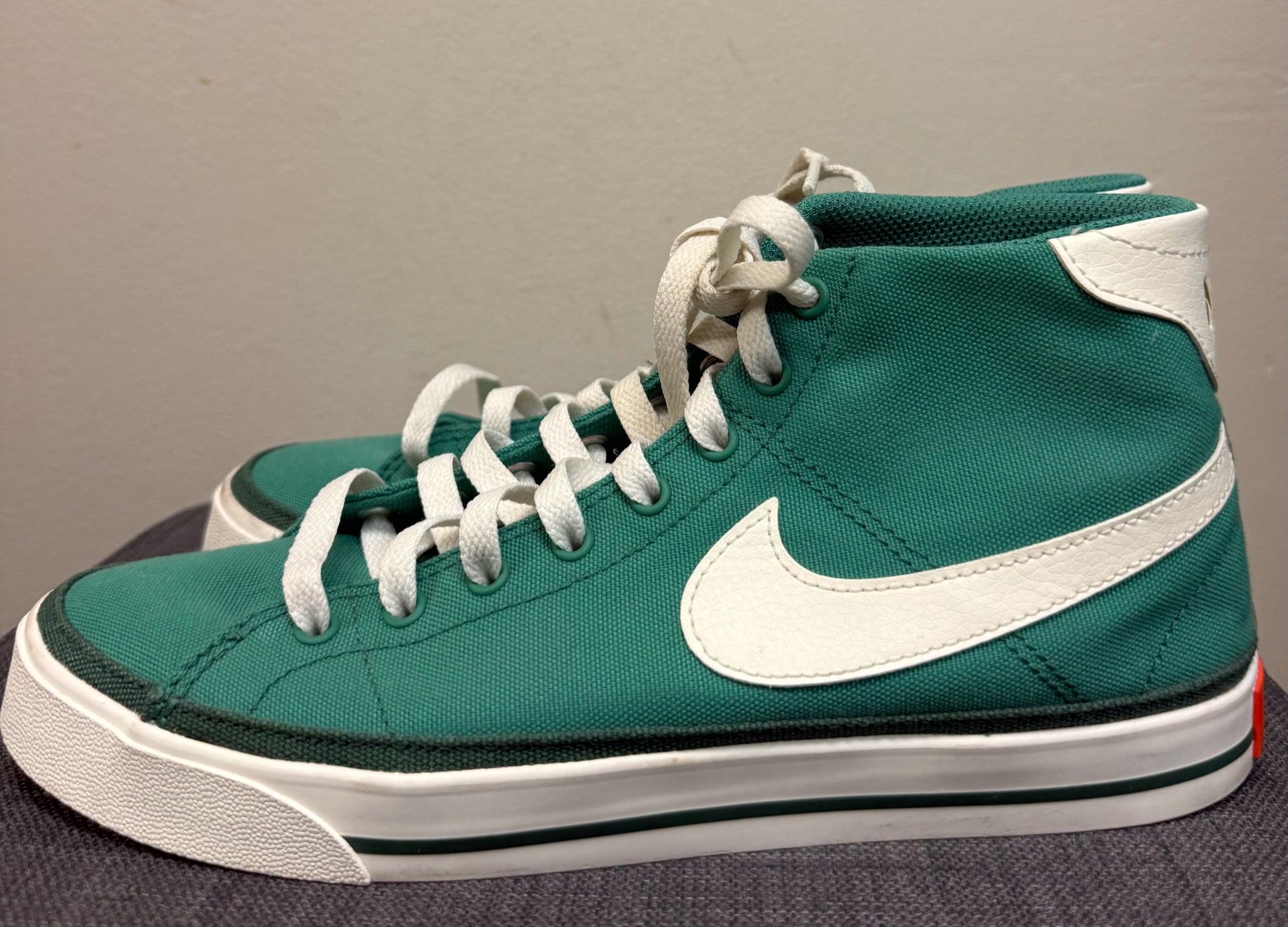 7.5 NIKE Green Sneakers
