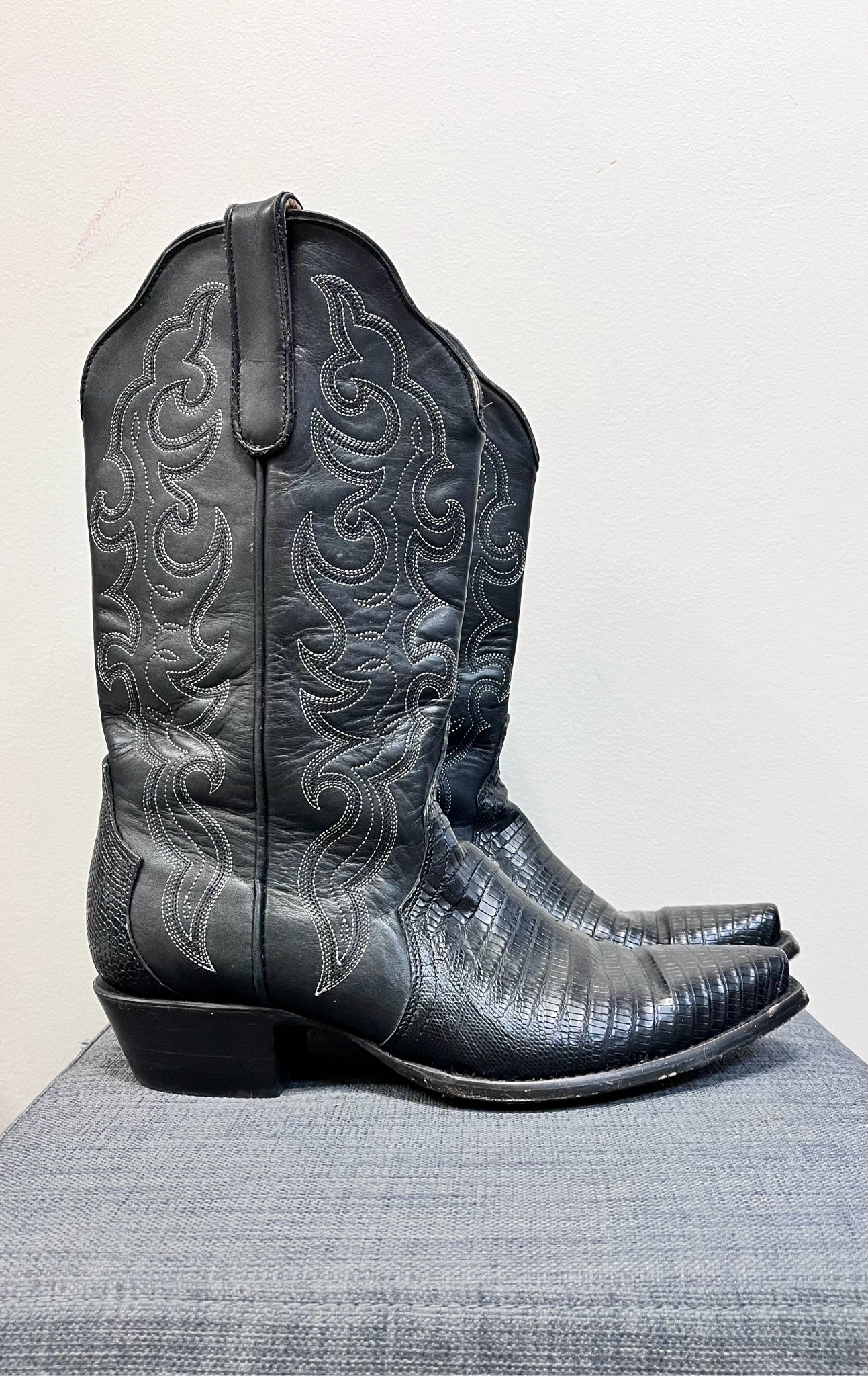 10 CAVENDER'S Black Boots