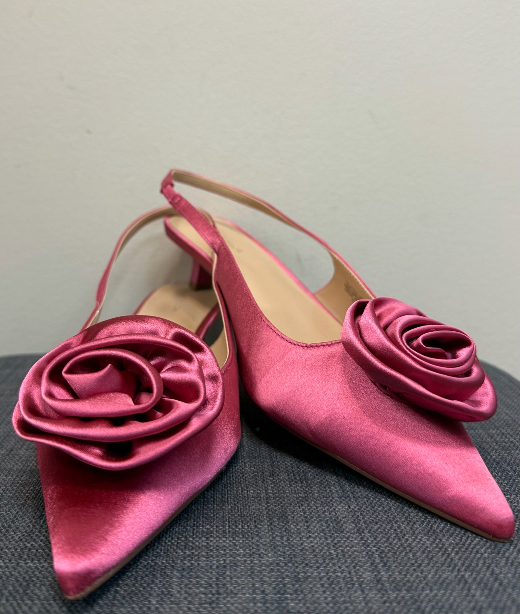 8.5 ANN TAYLOR PINK ROSETTE SHOES