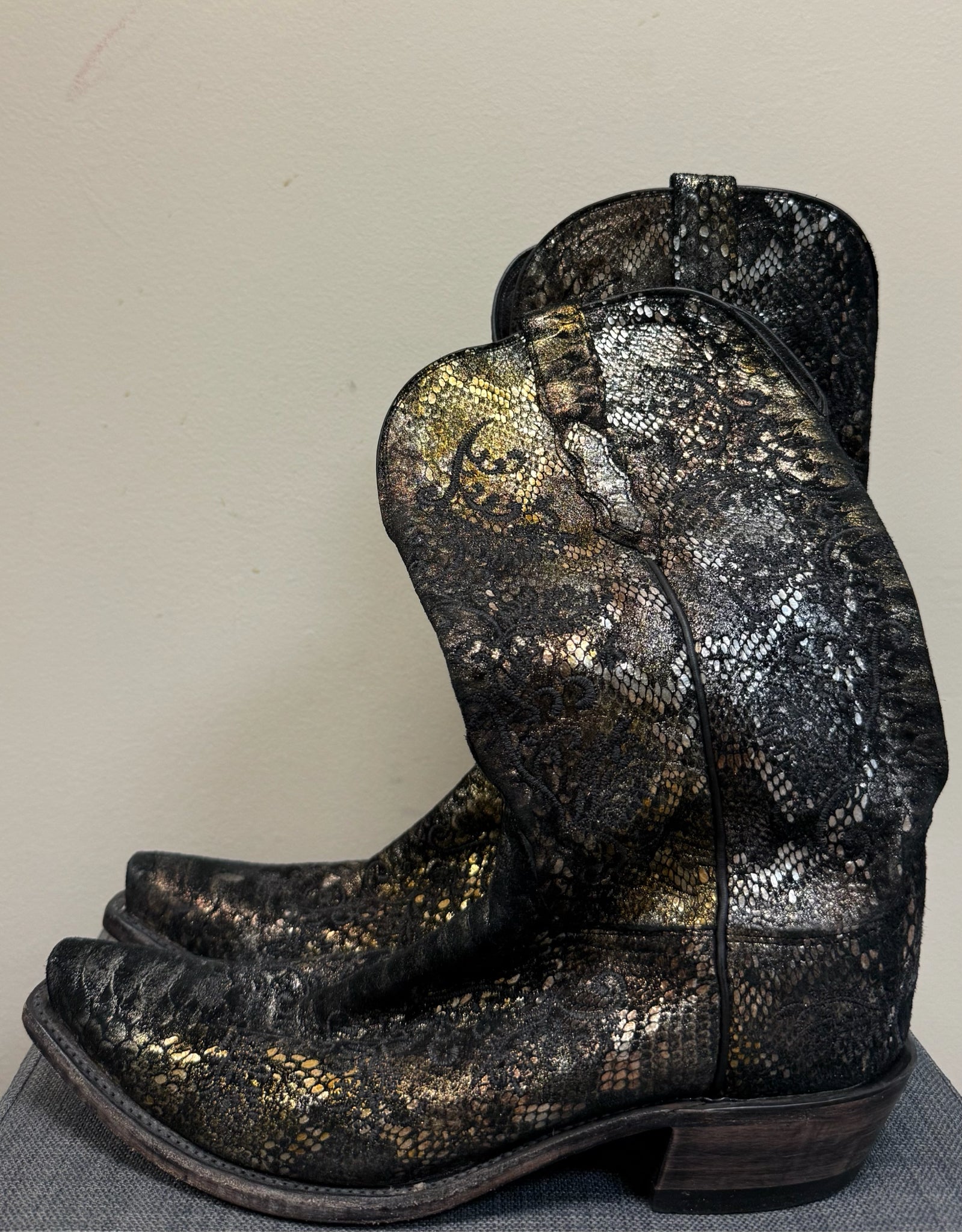 9.5 LUCCHESE BLACK AND GOLD Boots