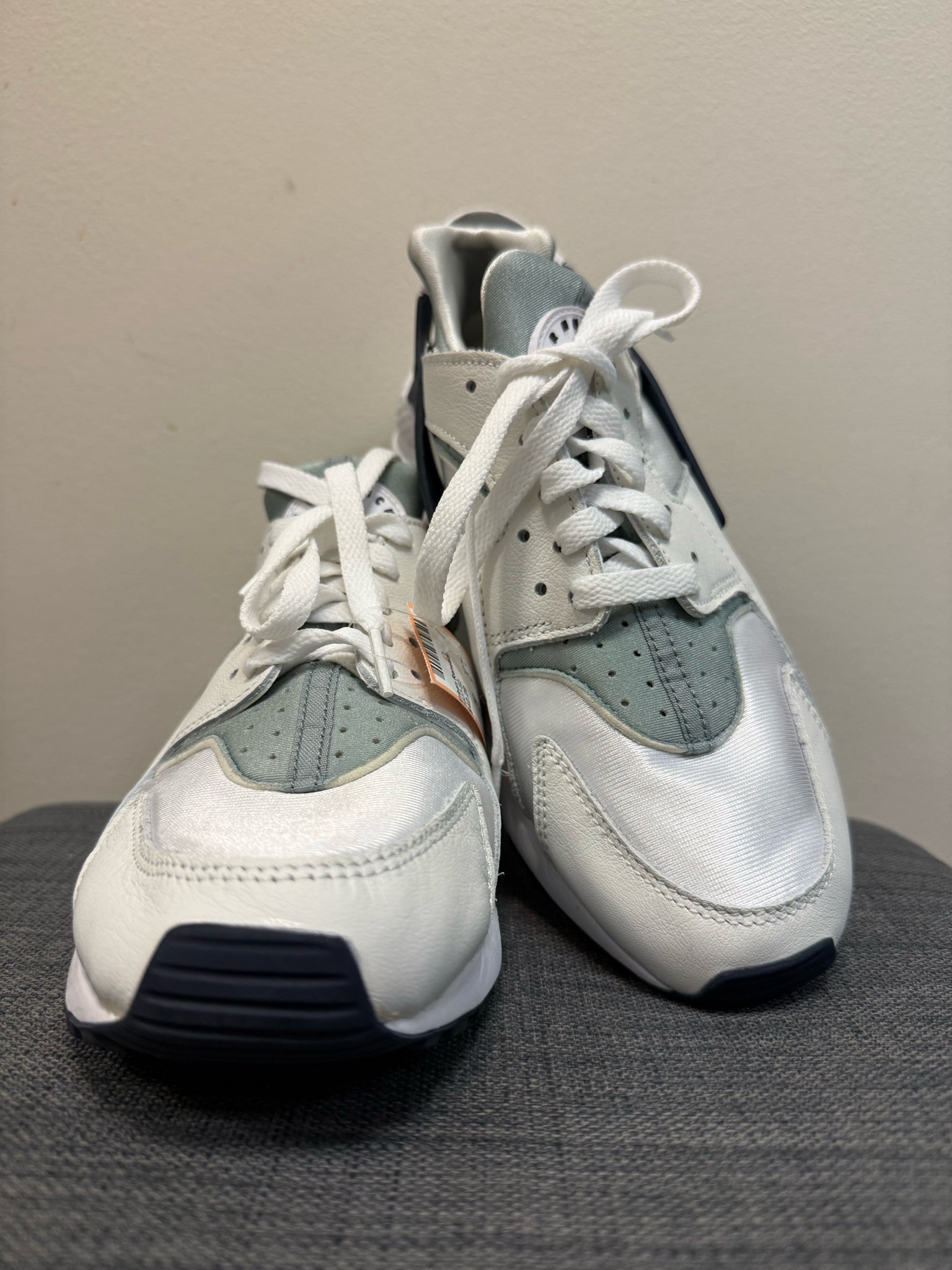 8 NIKE GREEN & BEIGE SHOES
