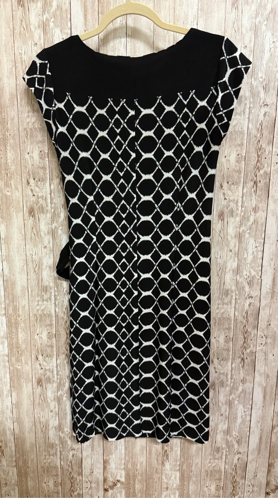 Size 6 JUST TAYLOR BLACK AND WHITE Dress