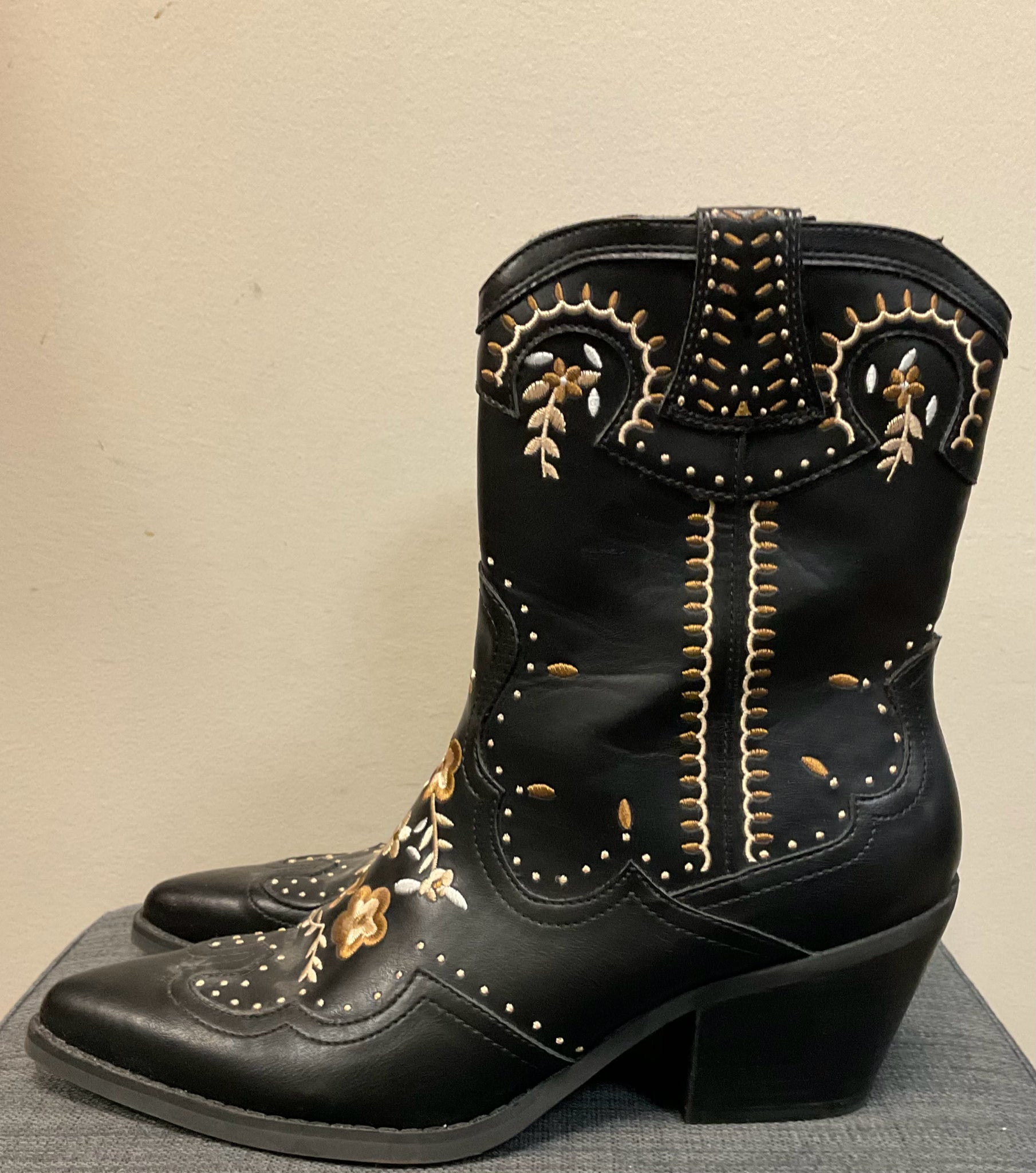 9 CROWN VINTAGE BLACK FLORAL Boots