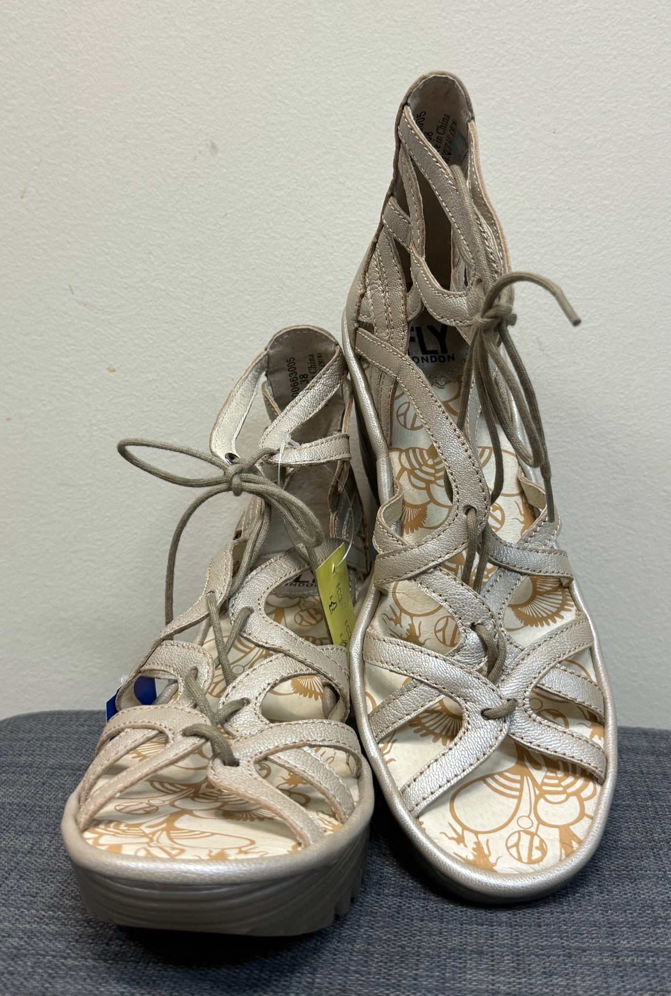 7.5 FLY LONDON Pewter SHOES