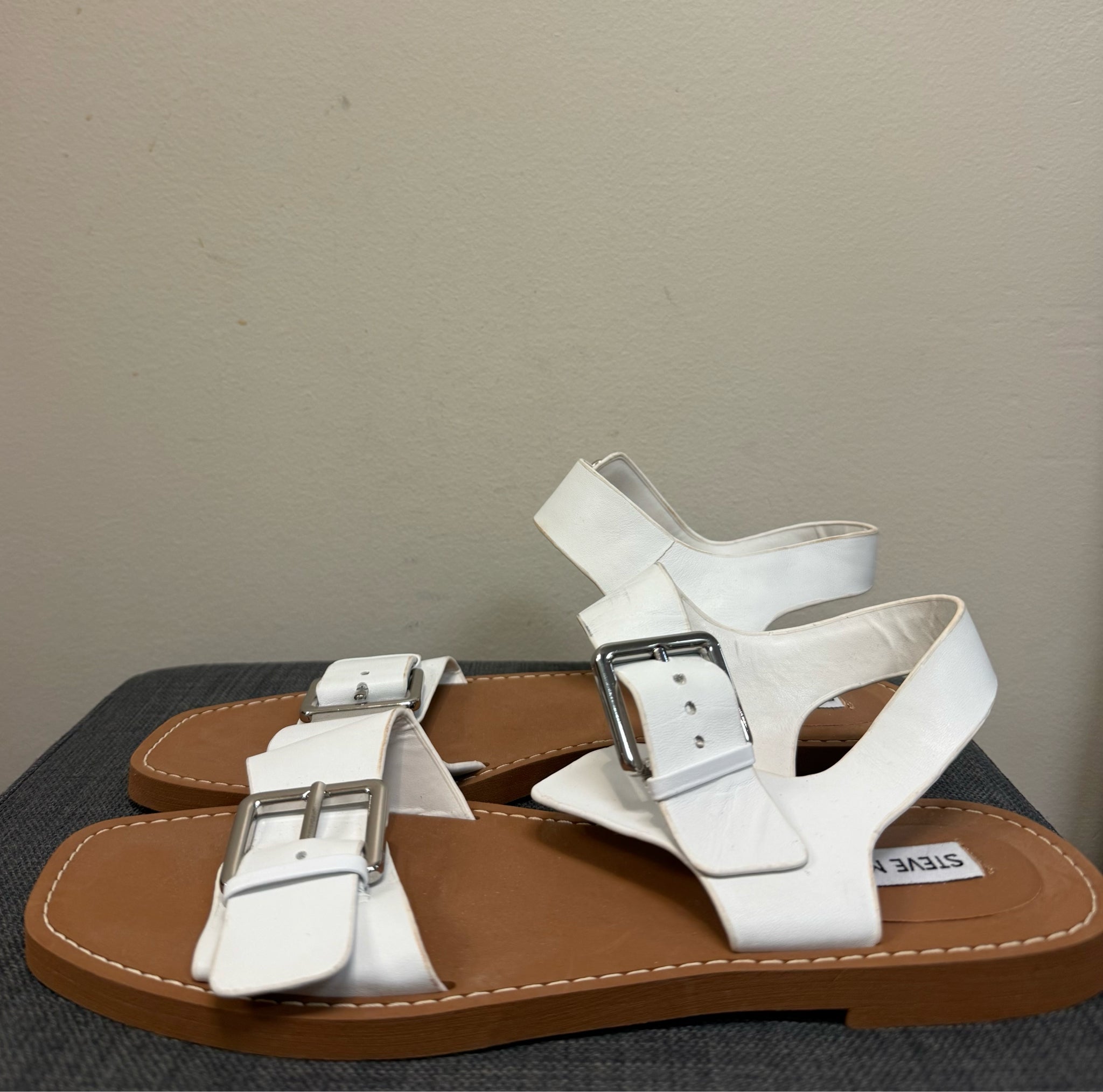 10 STEVE MADDEN White Sandals