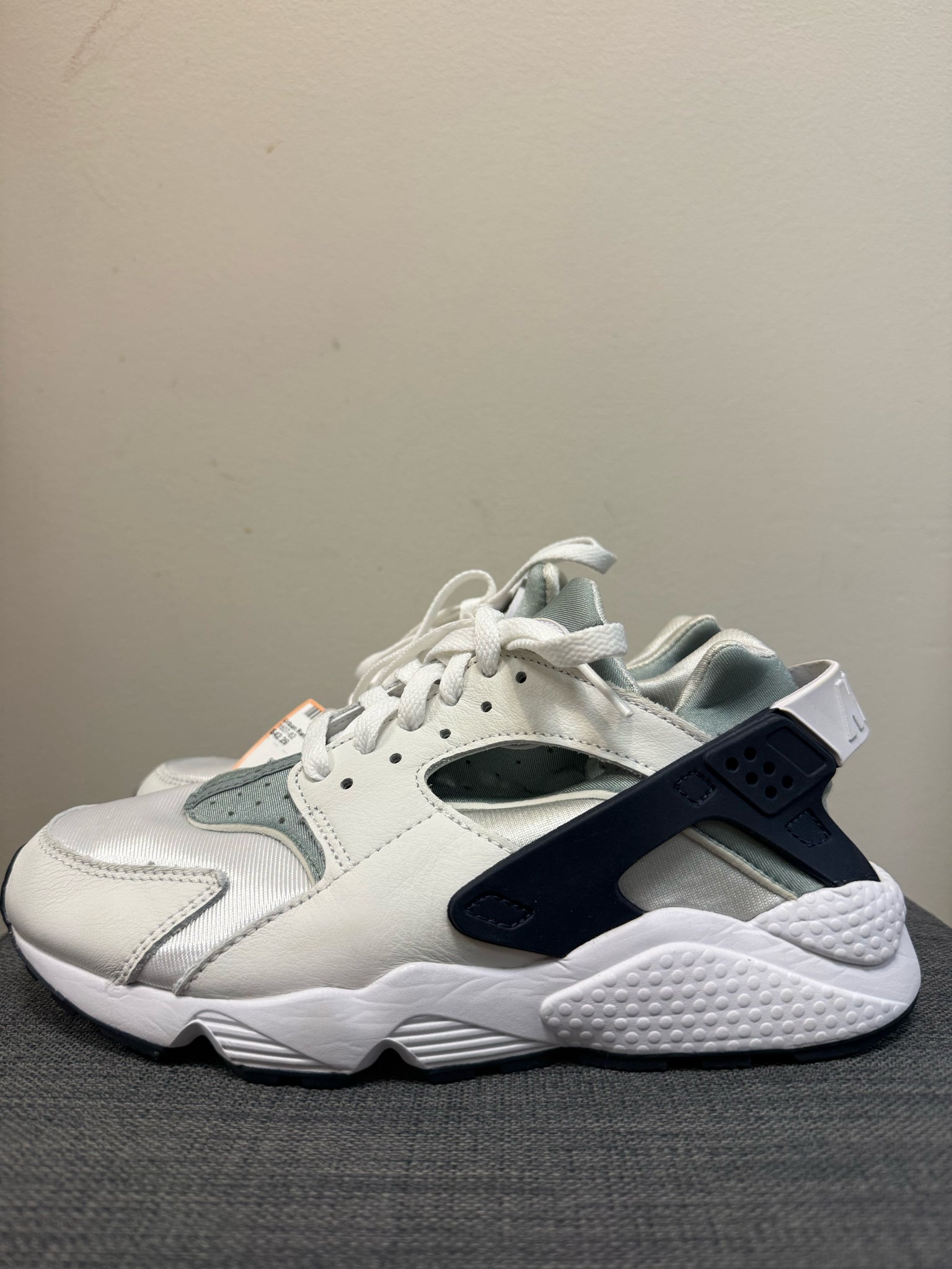 8 NIKE GREEN & BEIGE SHOES