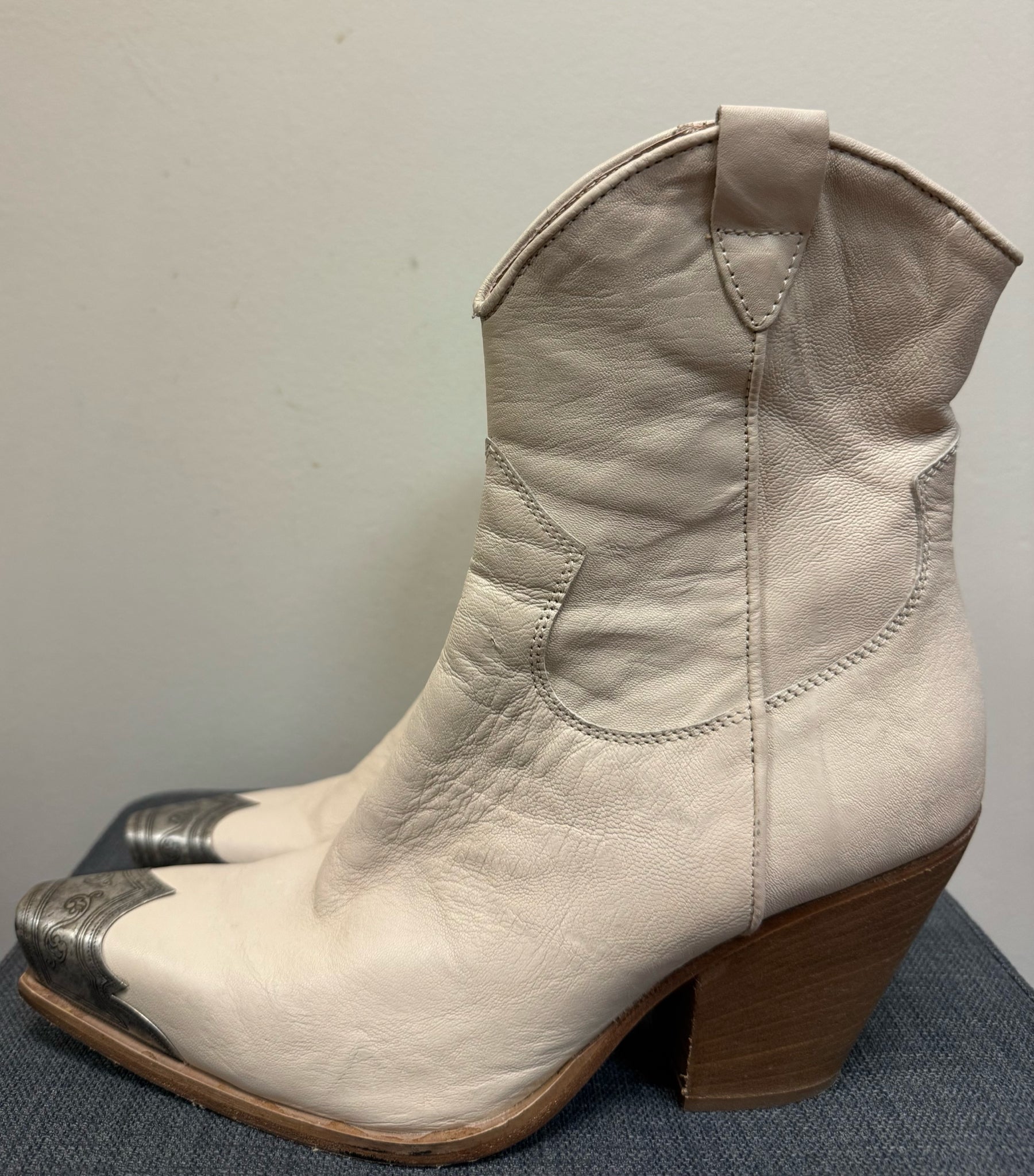 9 FREE PEOPLE Cream Boots