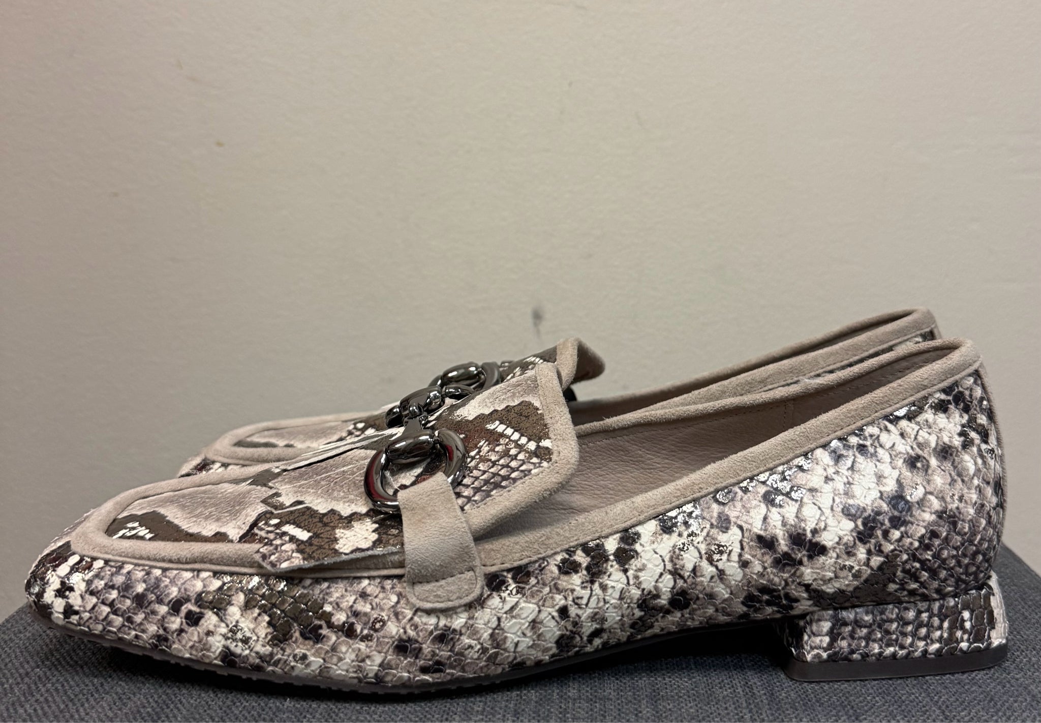 8.5 DONALD J PLINER SNAKE SHOES