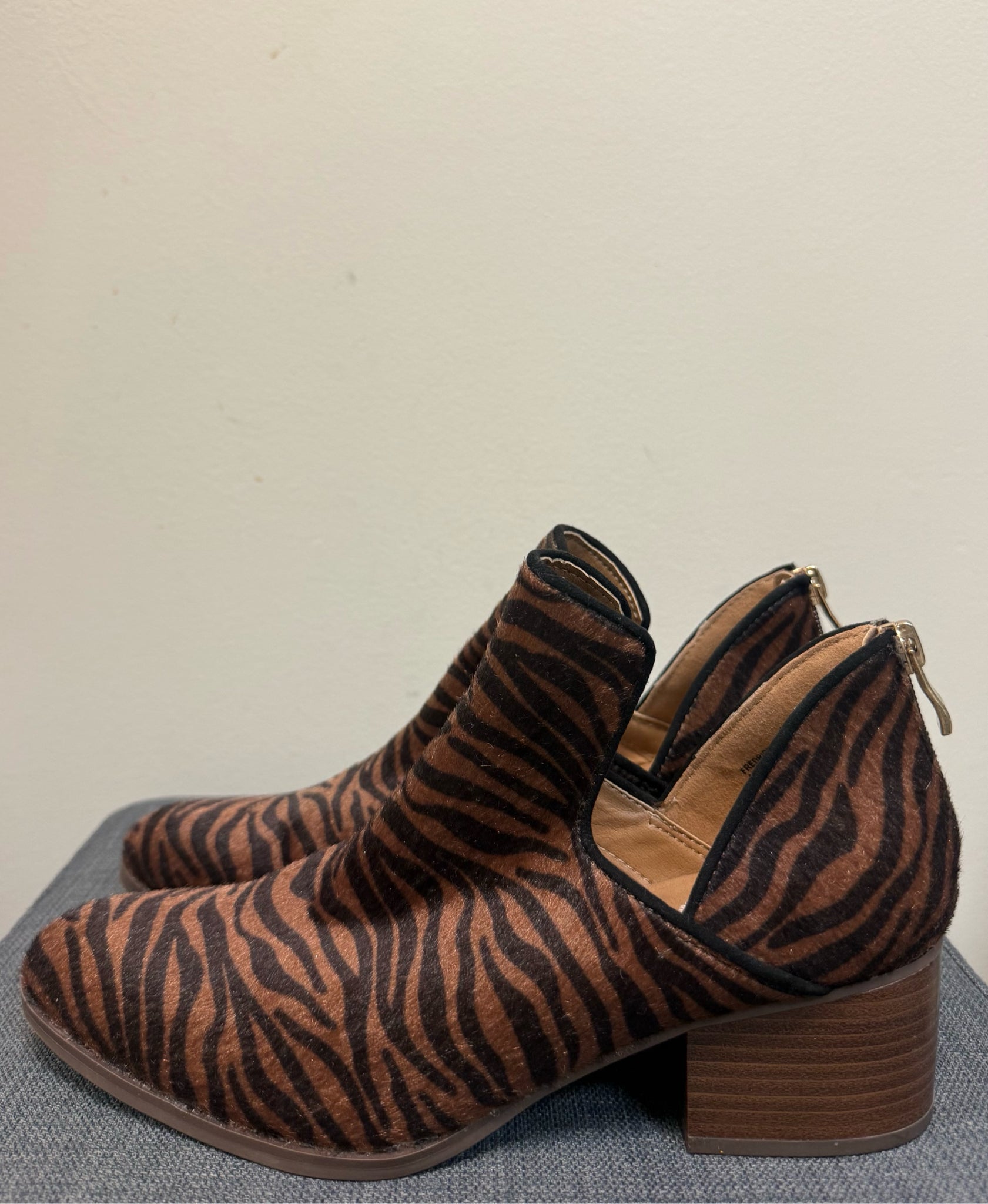 8.5 NEW DIRECTIONS BROWN & ANIMAL Boots