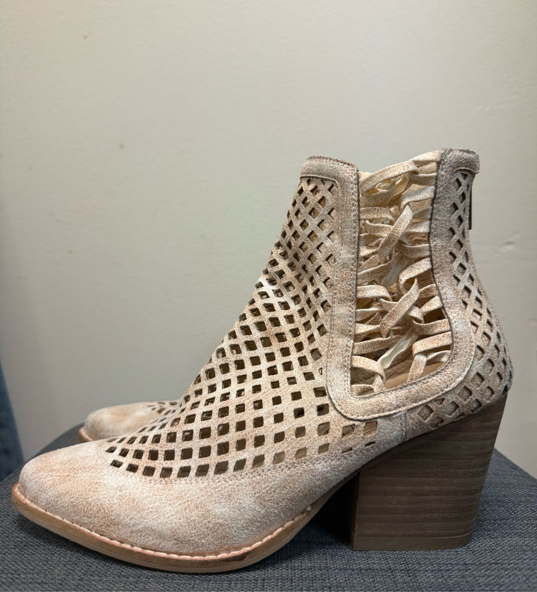 7.5 COCONUTS Beige Boots