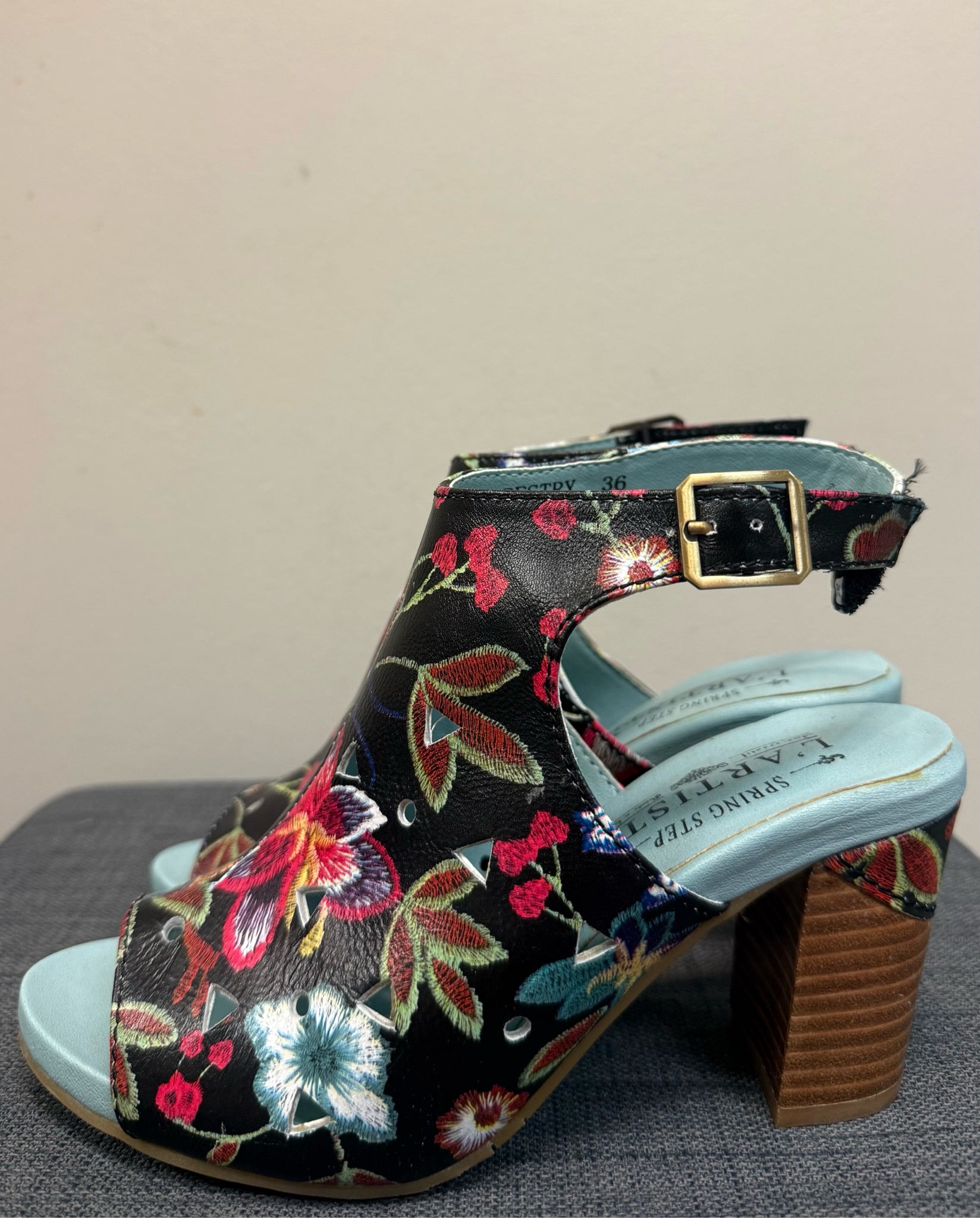 6 L'ARTISTE BLACK MULTI FLORAL SHOES