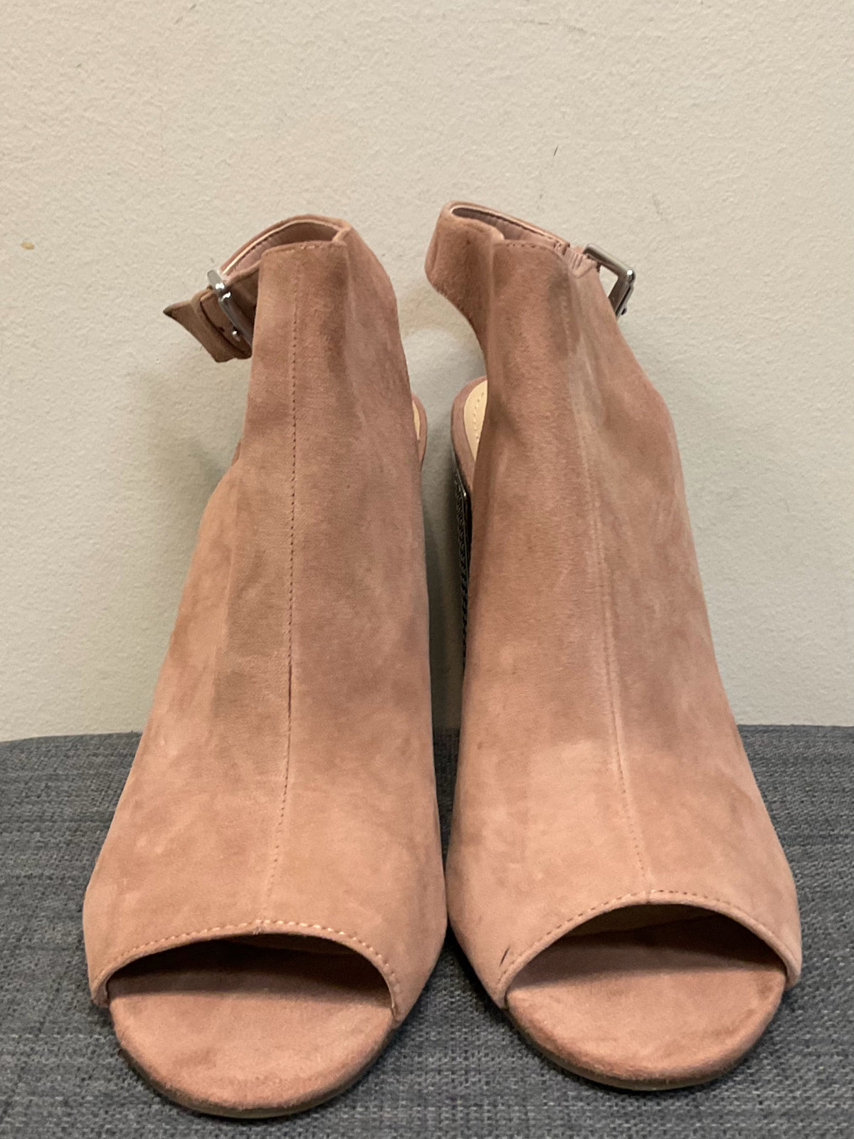 8.5 GUESS Blush SHOES