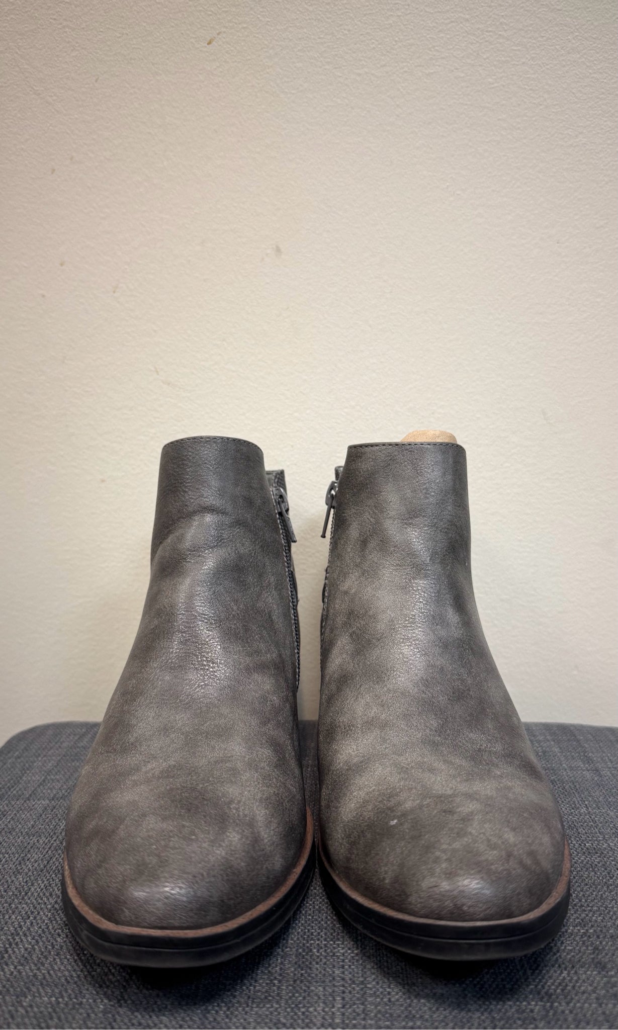 7.5 BARETRAPS GREY Boots