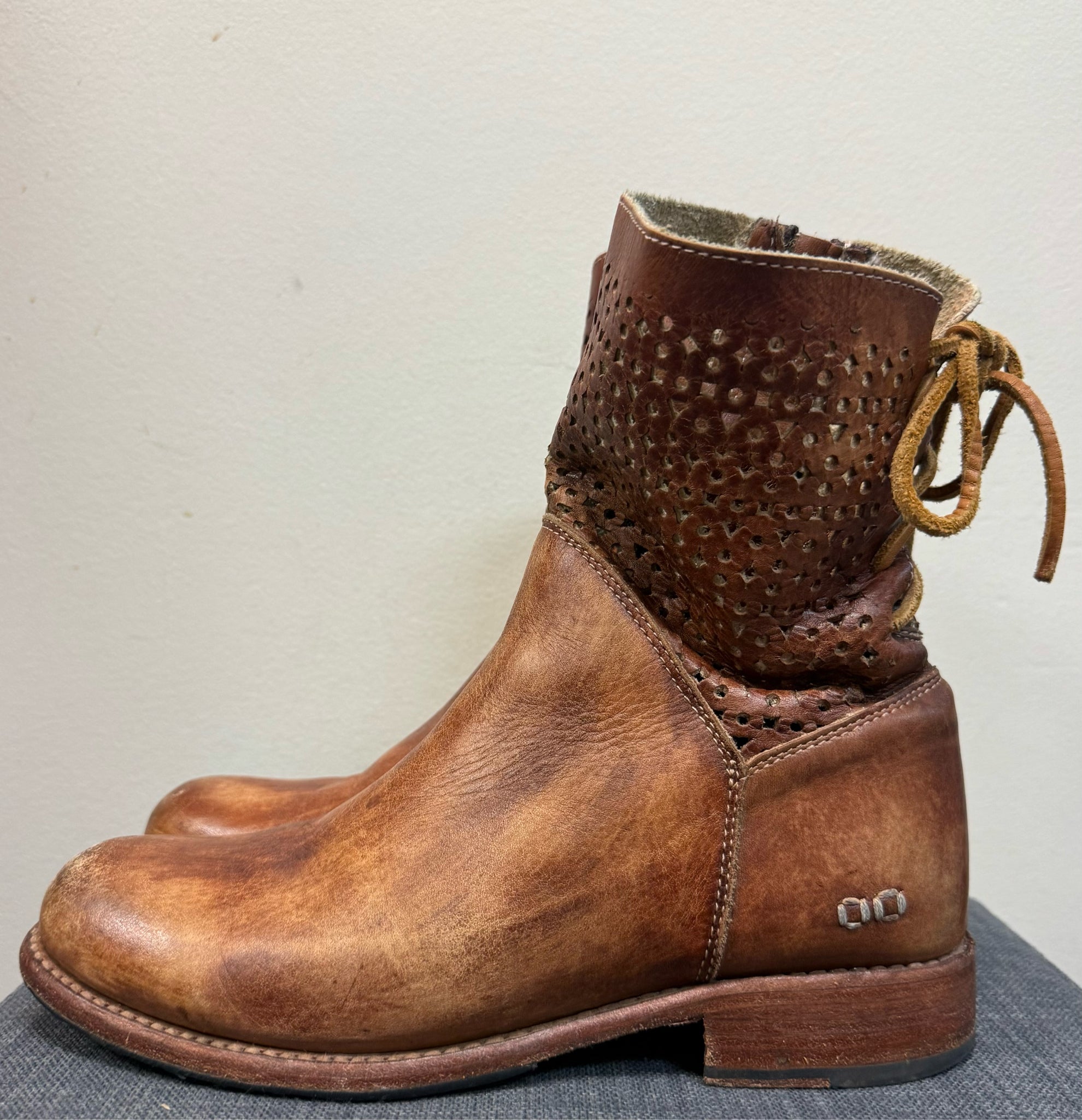 7.5 BED STU Caramel Boots
