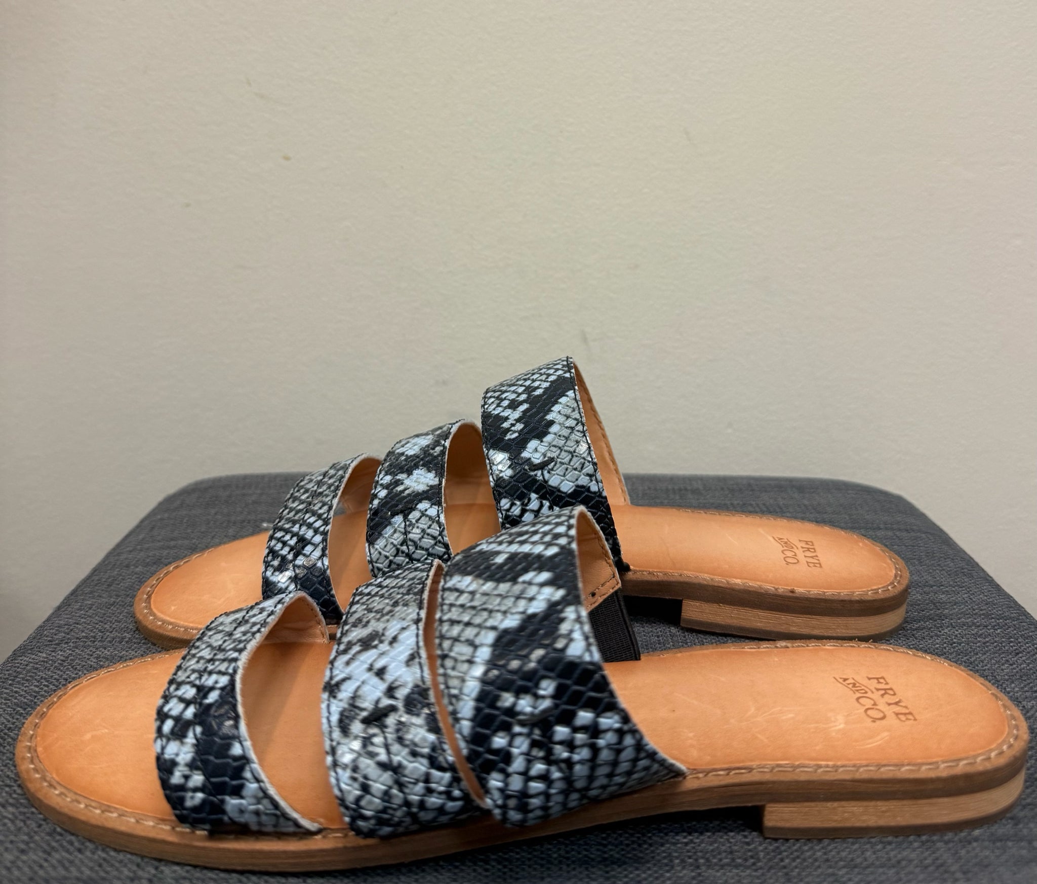 7.5 FRYE AND CO BLUE SNAKE Sandals