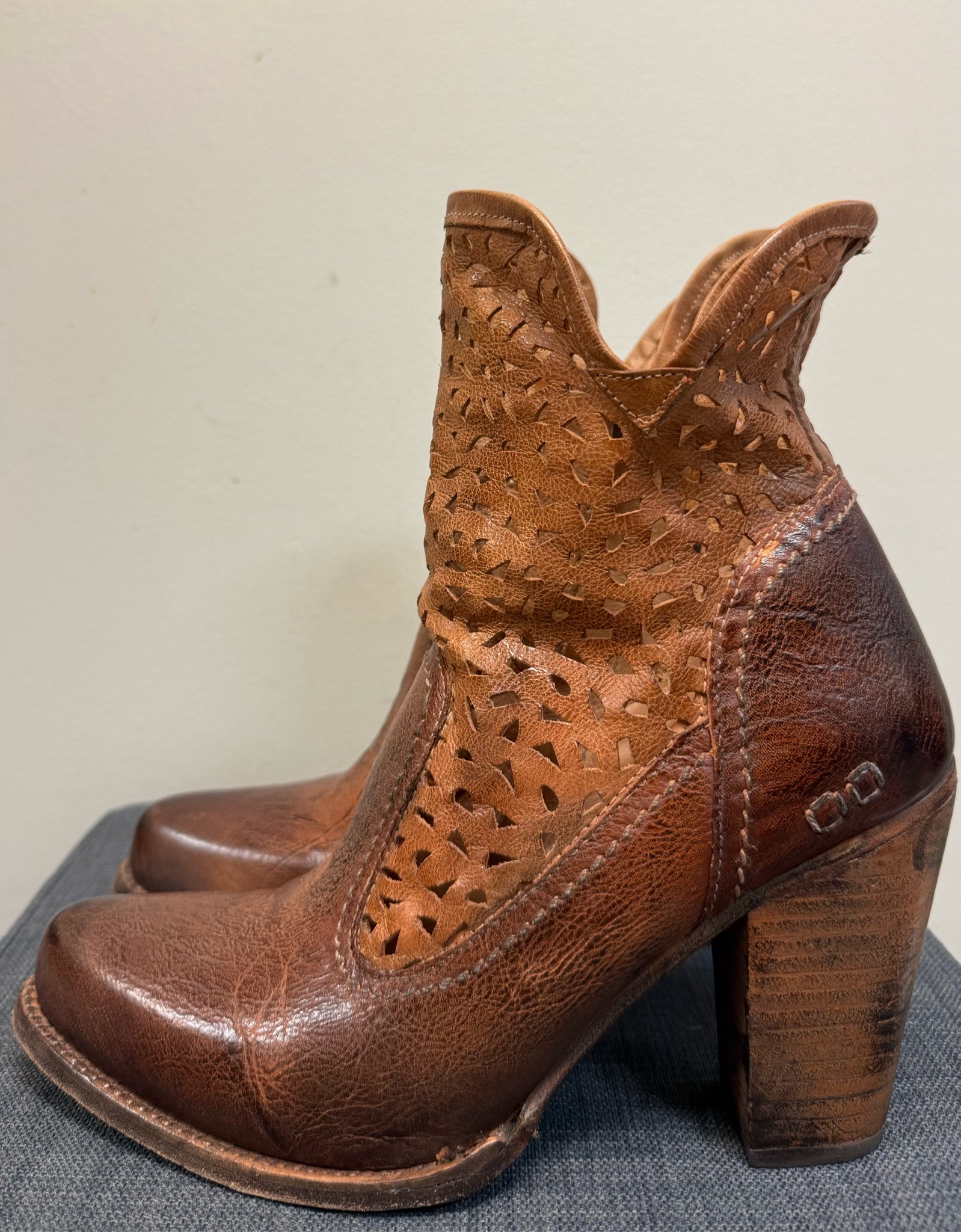 10 SONOMA TAN AND GREEN Boots