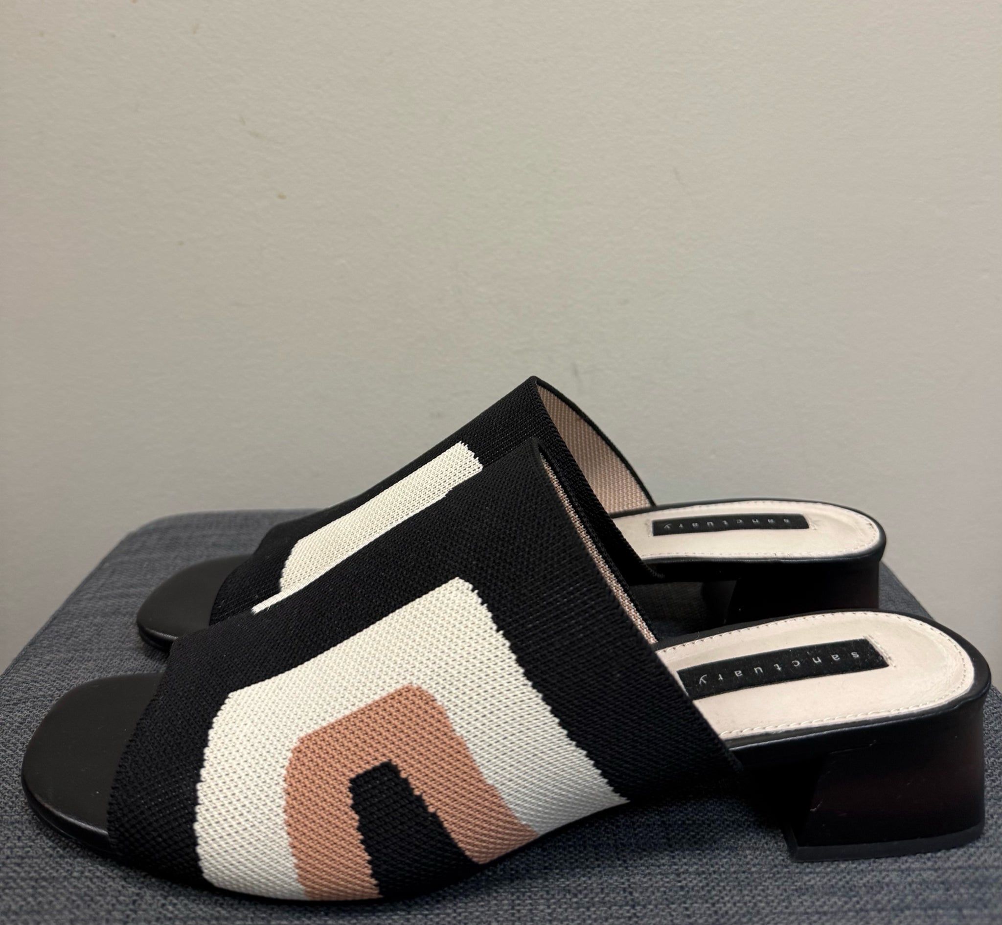 9.5 SANCTUARY BLACK AND BEIGE Sandals