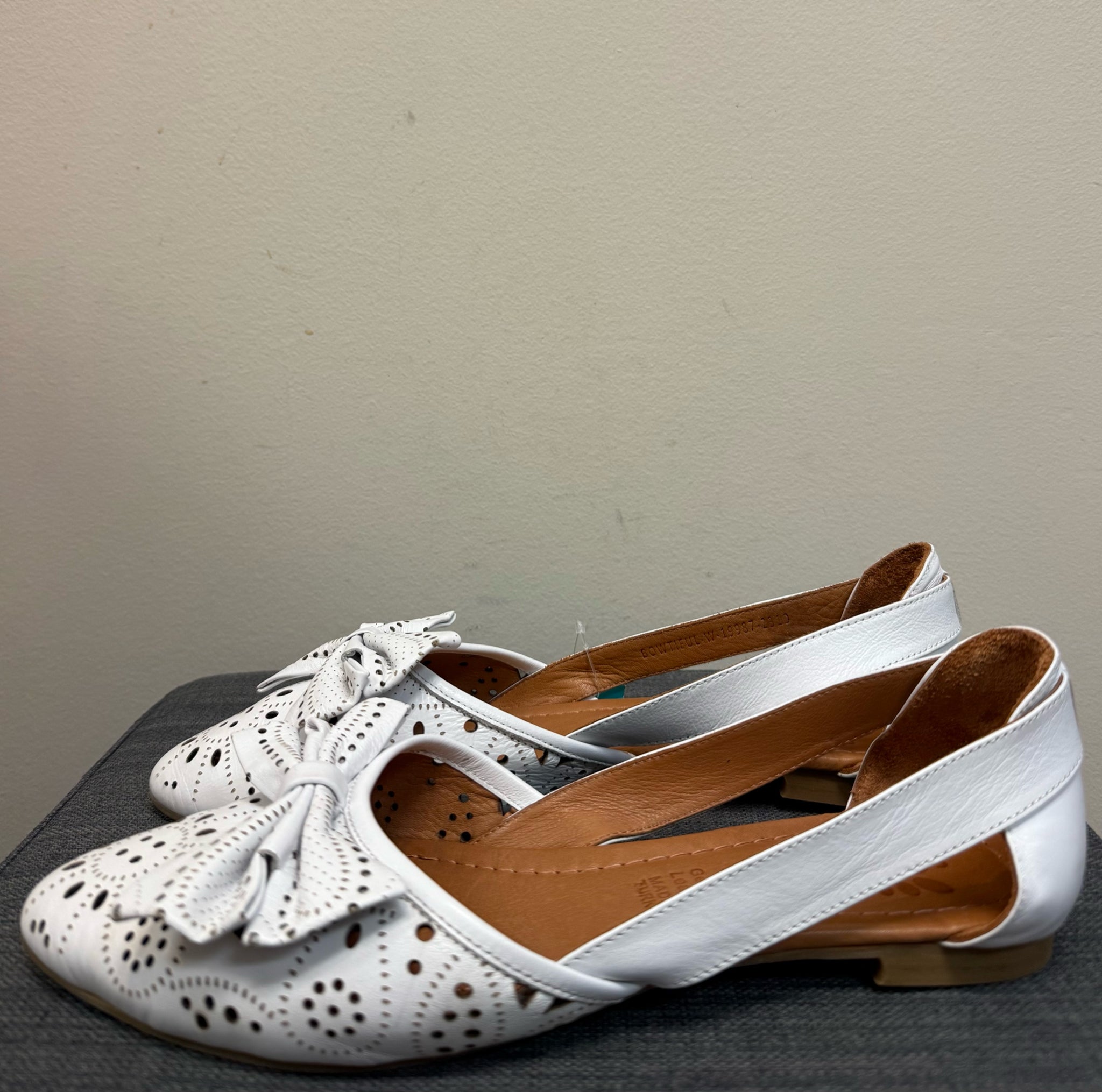 9 SPRING STEP White SHOES