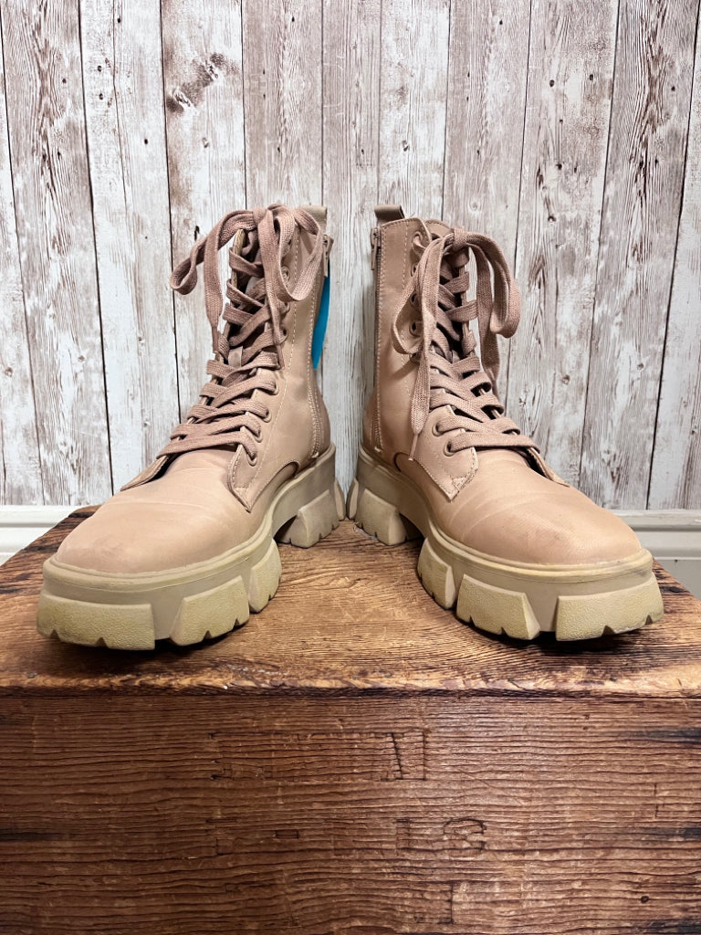 10 STEVE MADDEN Tan Boots